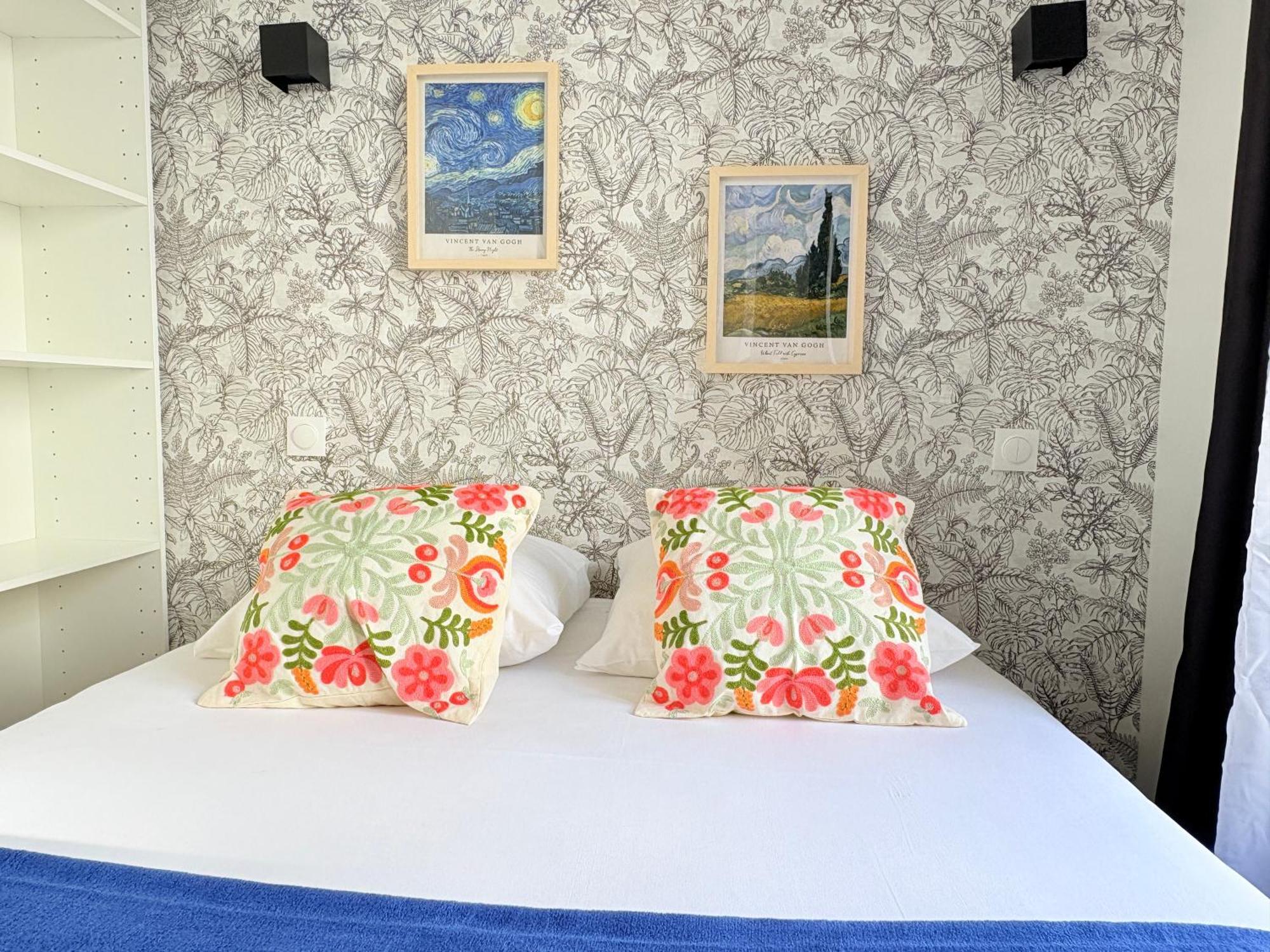 Deluxe One-Bedroom Apartment