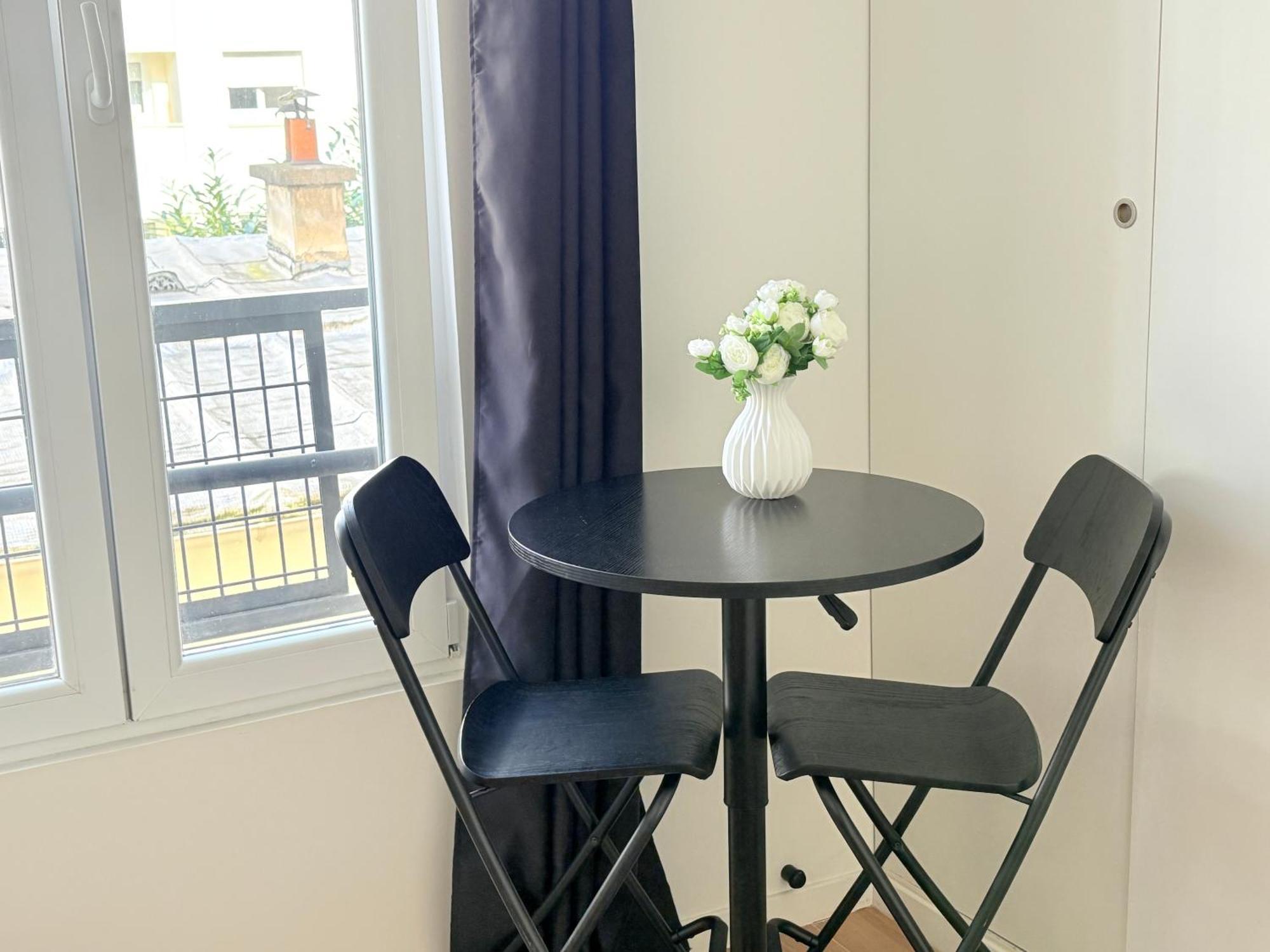 Deluxe One-Bedroom Apartment