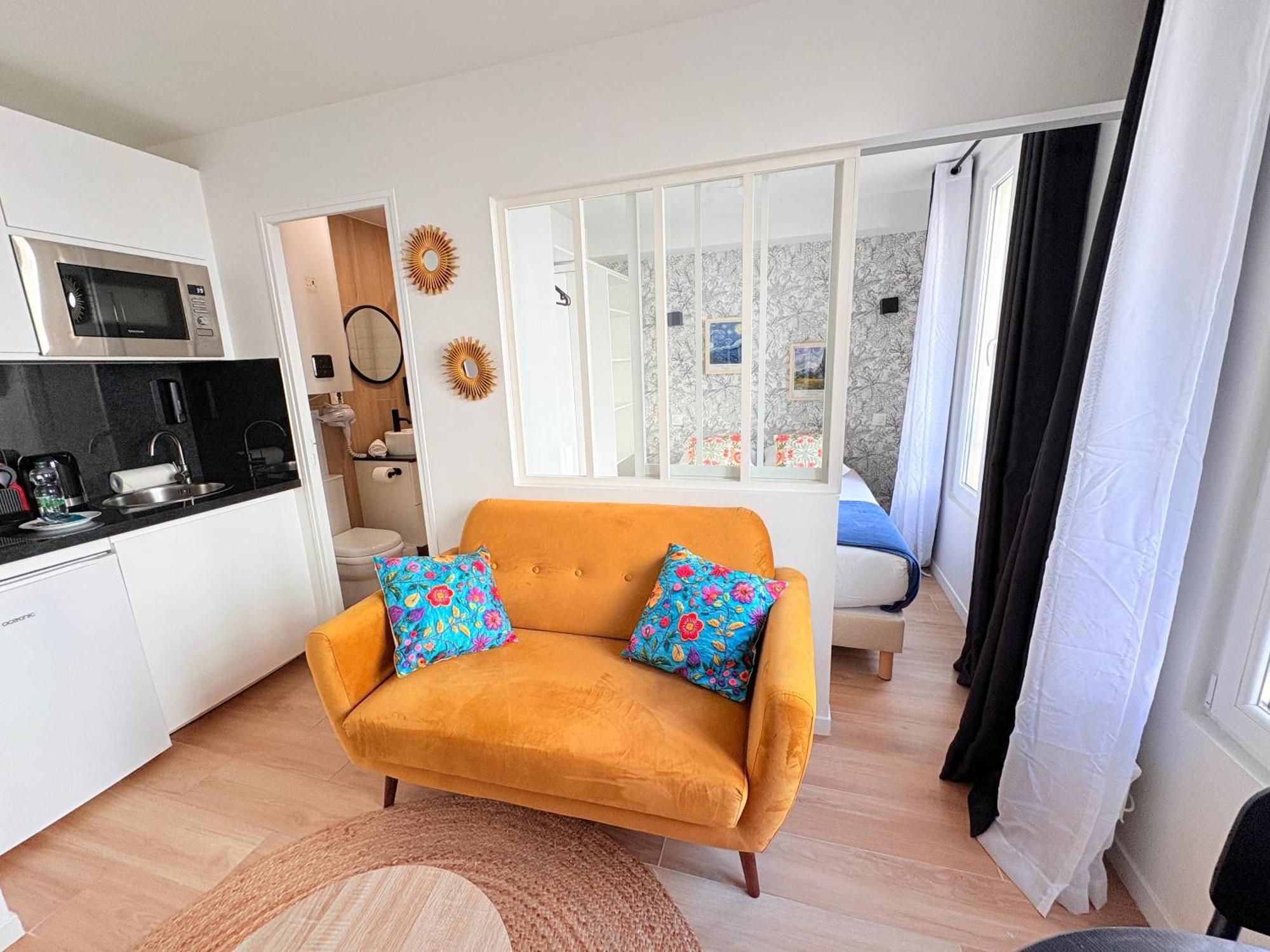 Deluxe One-Bedroom Apartment