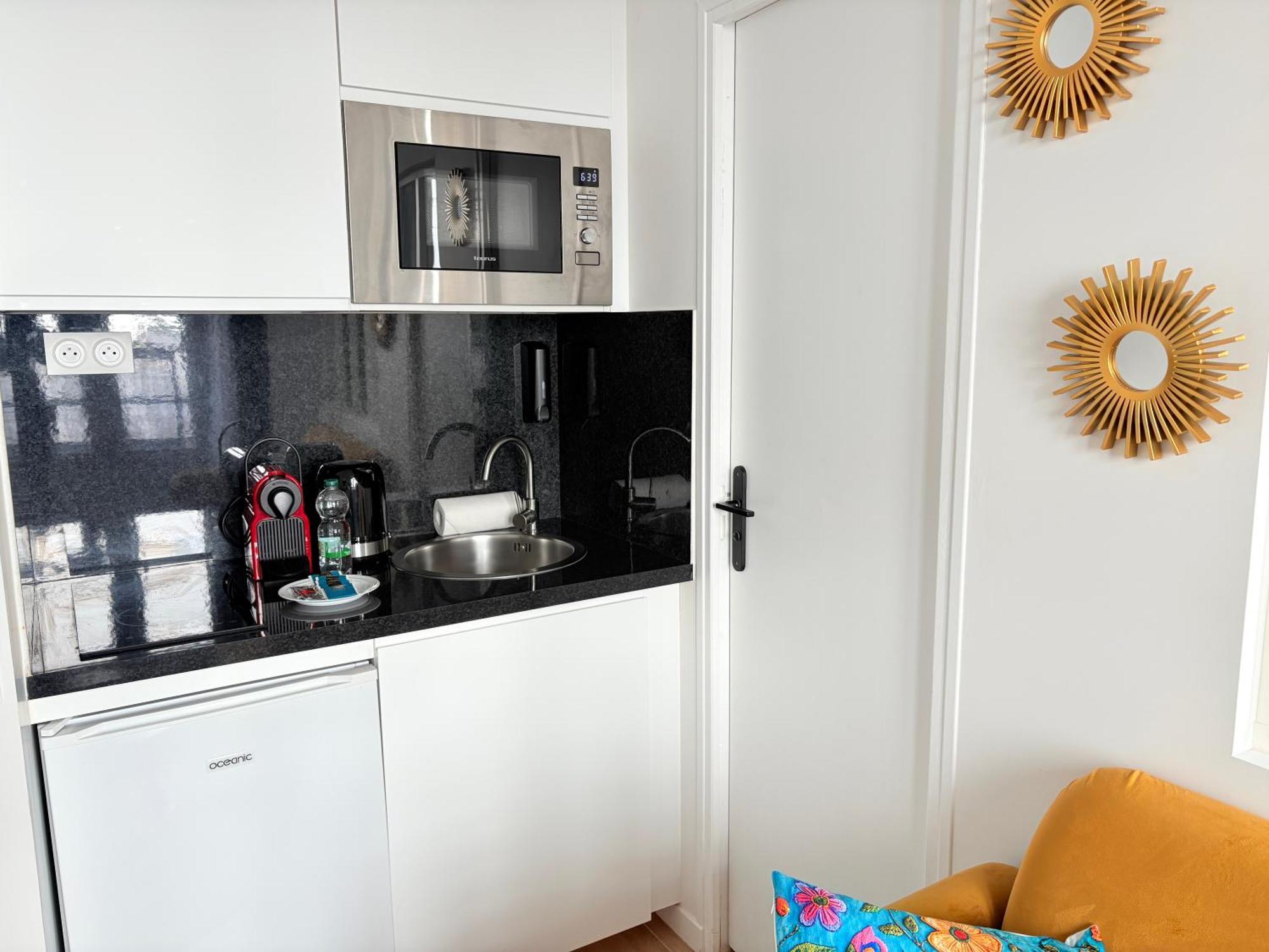 Deluxe One-Bedroom Apartment