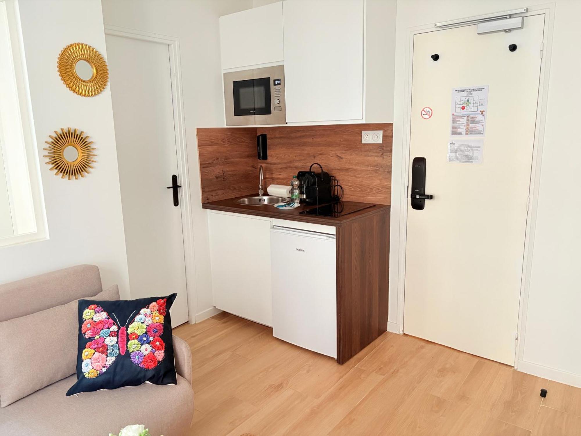 Deluxe One-Bedroom Apartment City View