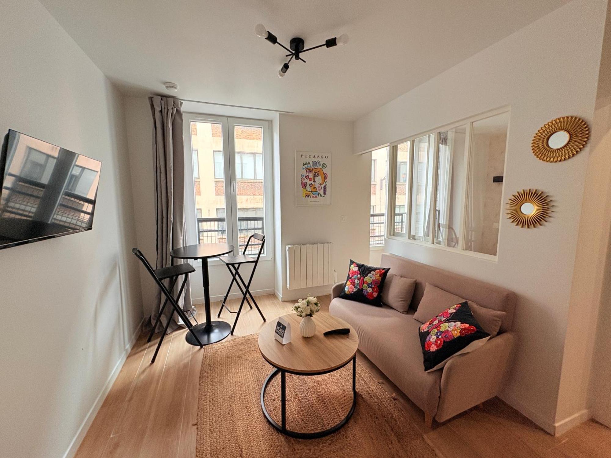 Deluxe One-Bedroom Apartment City View