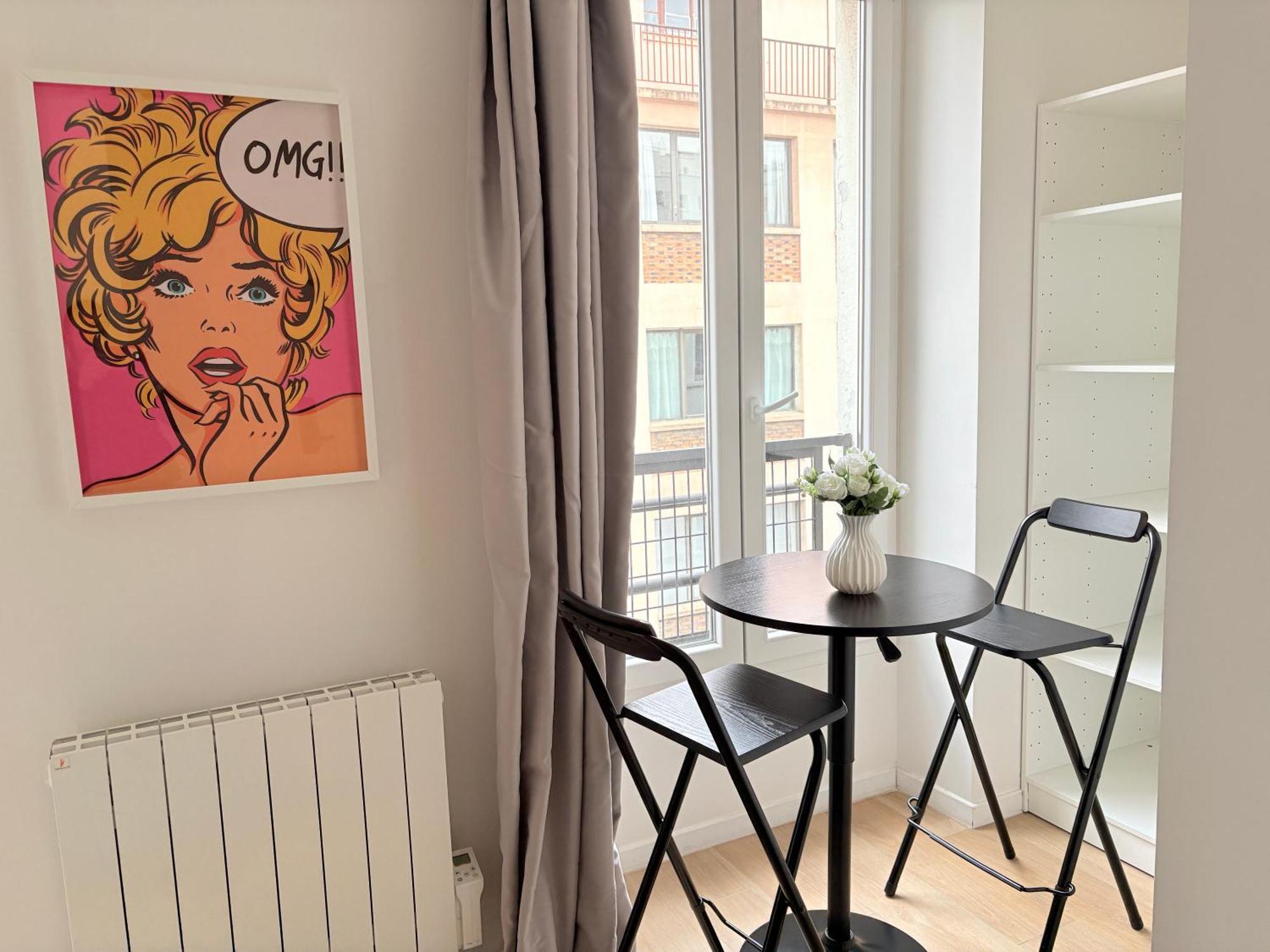Deluxe One-Bedroom Apartment City View