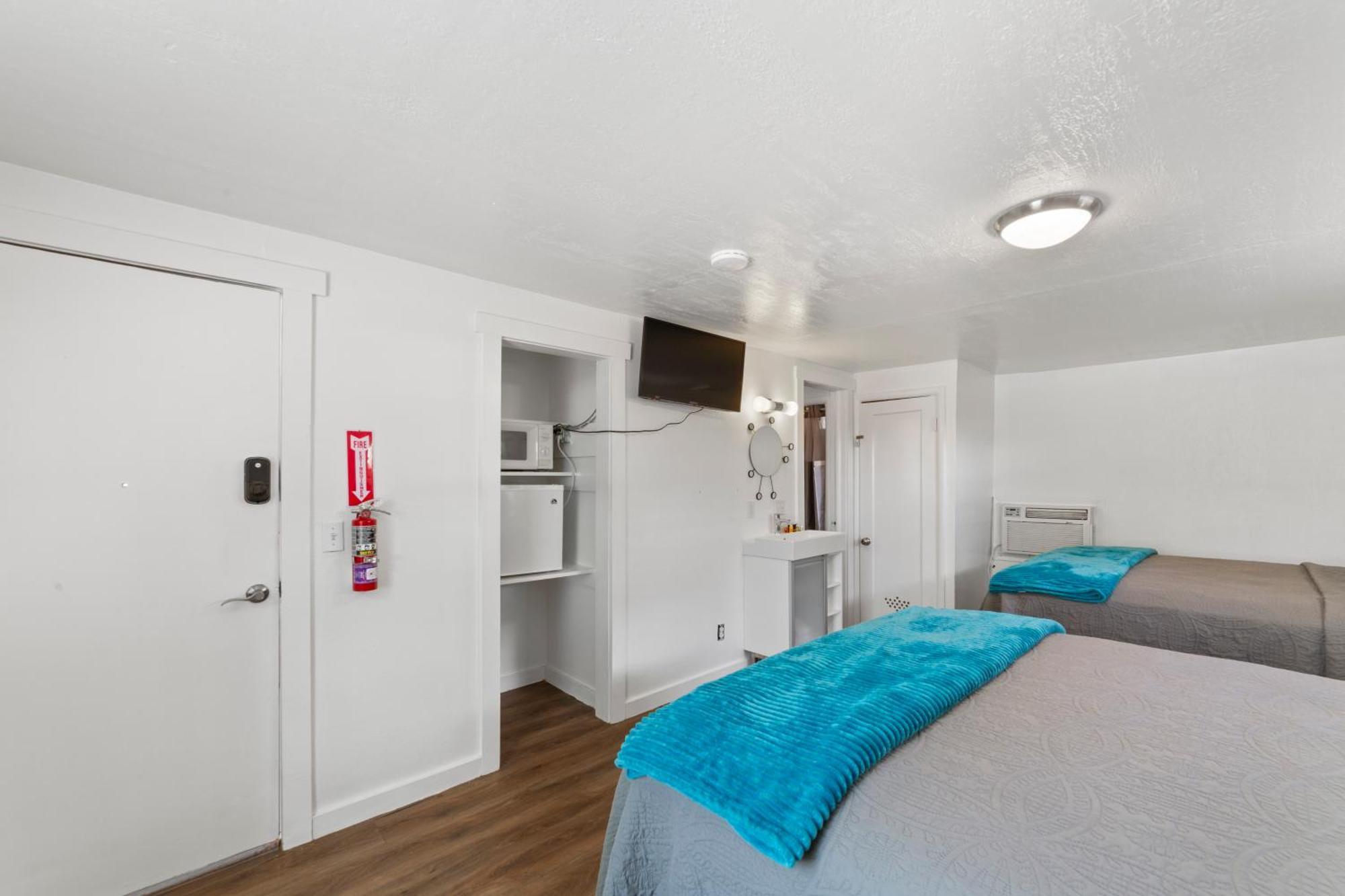 Quadruple Room with Private Bathroom