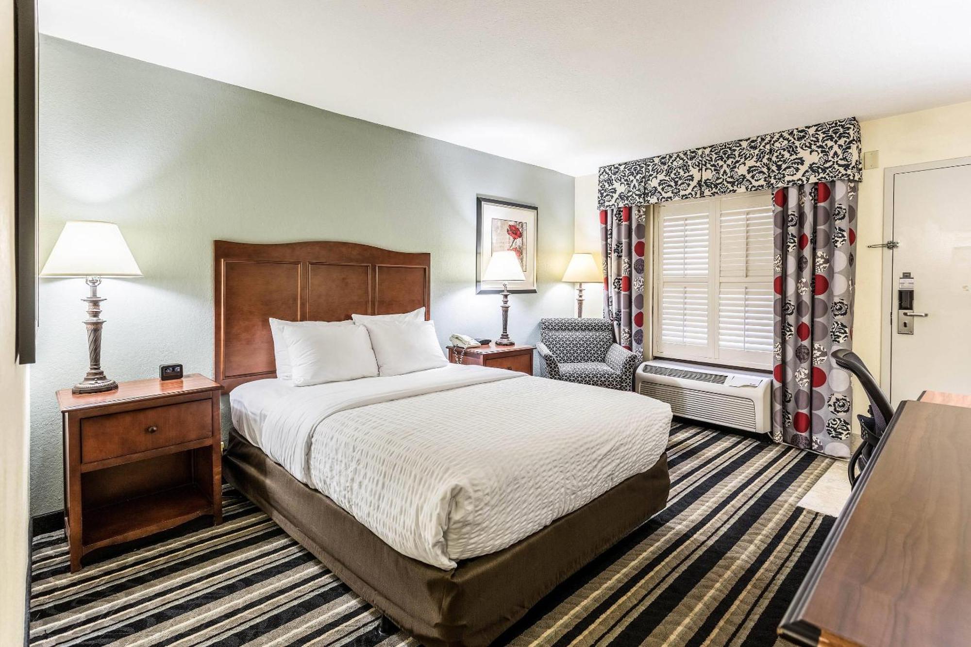 Queen Room with Roll-In Shower - Accessible/Non-Smoking