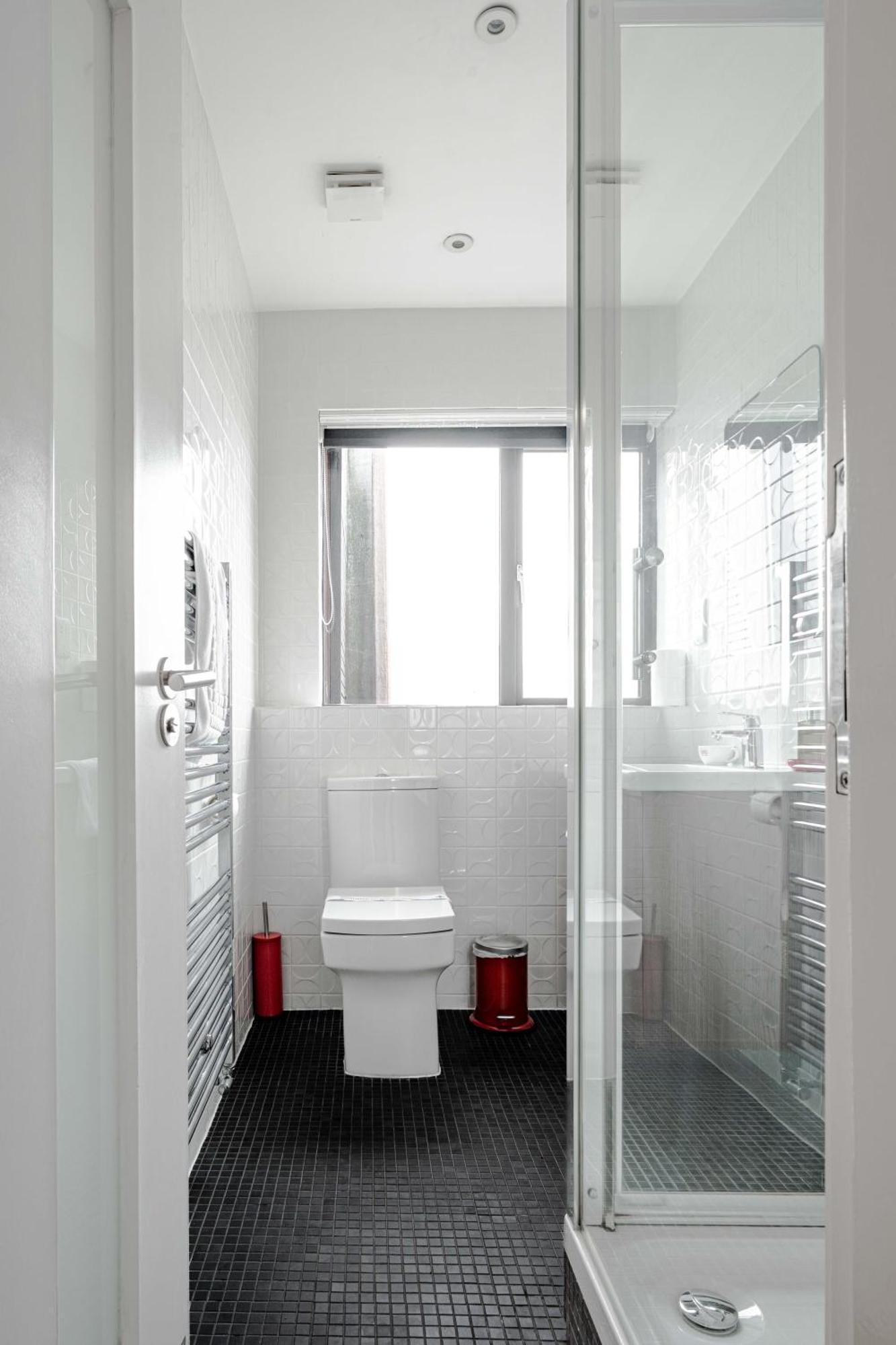 Deluxe Double Room Shower,1667436848:JPEG