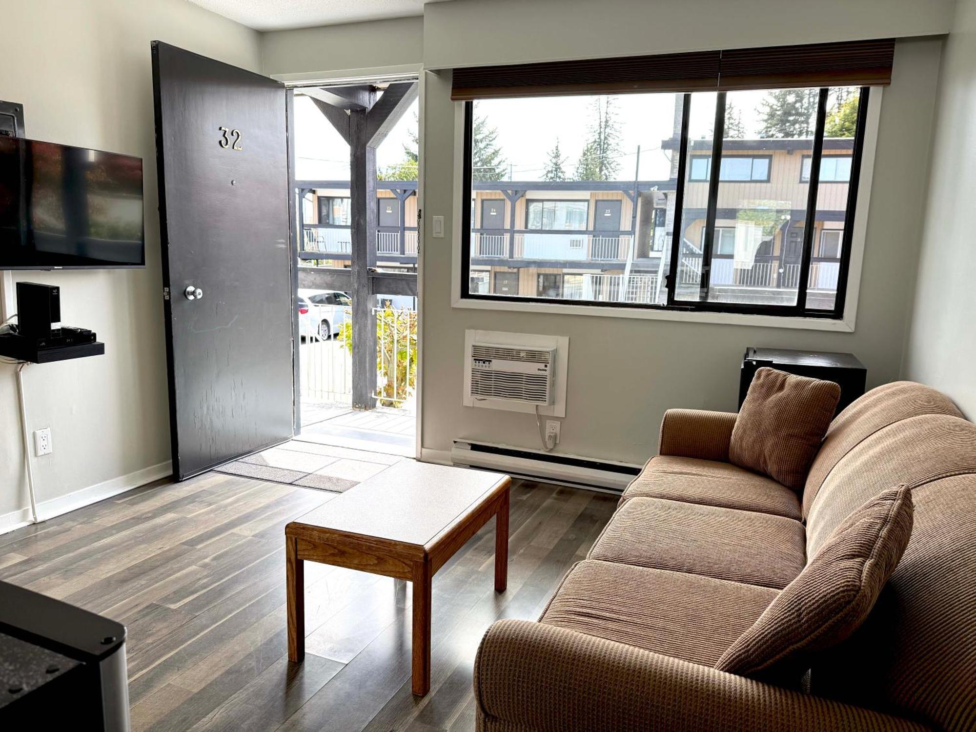 One-Bedroom Queen Suite with Kitchenette