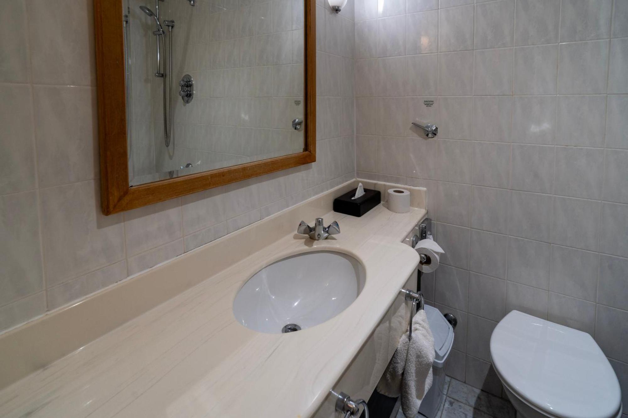 Quarto com Cama de Casal ou 2 de Solteiro e Vista Parcial do Mar