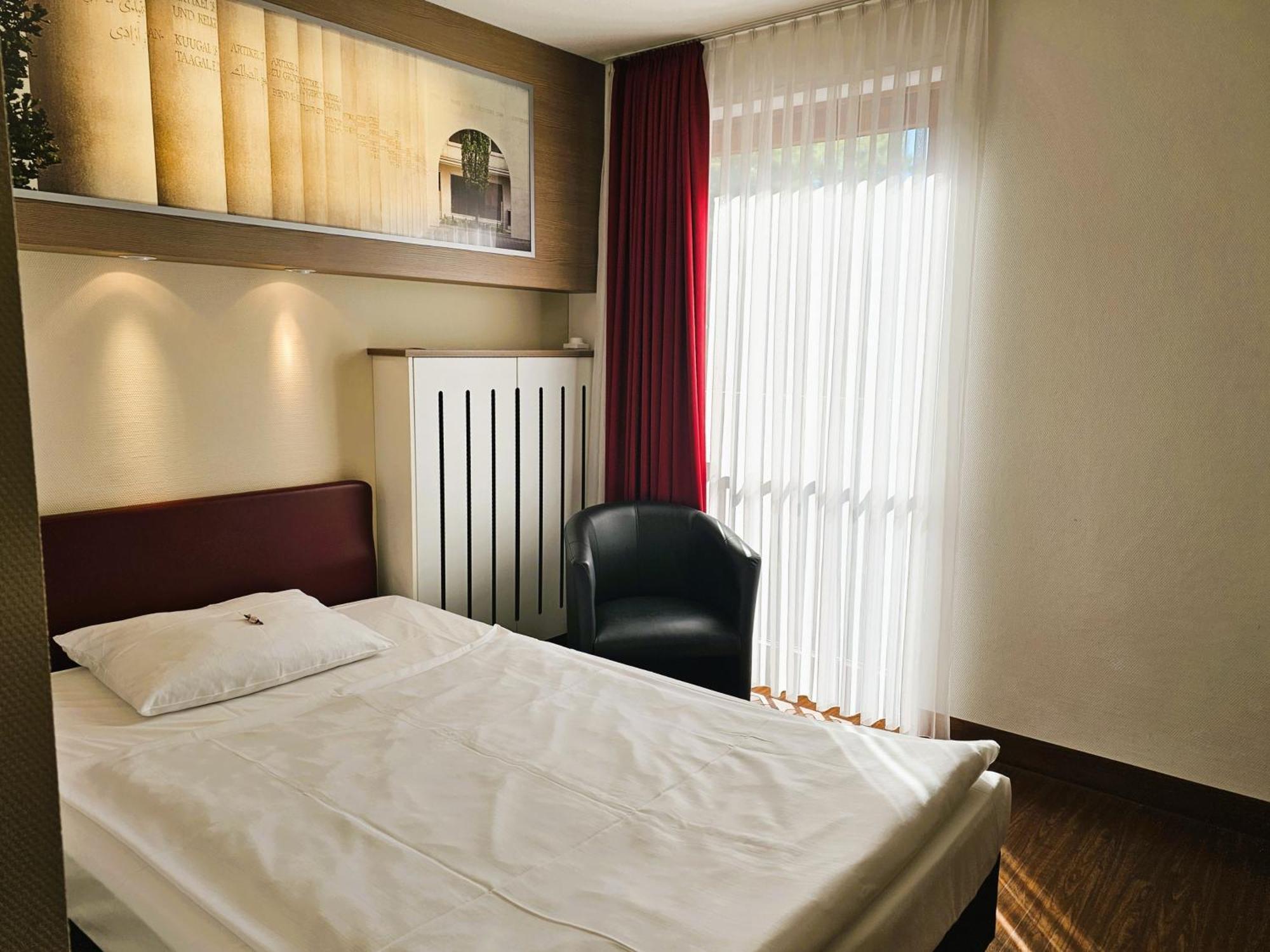 Single Room,1668047551:JPEG