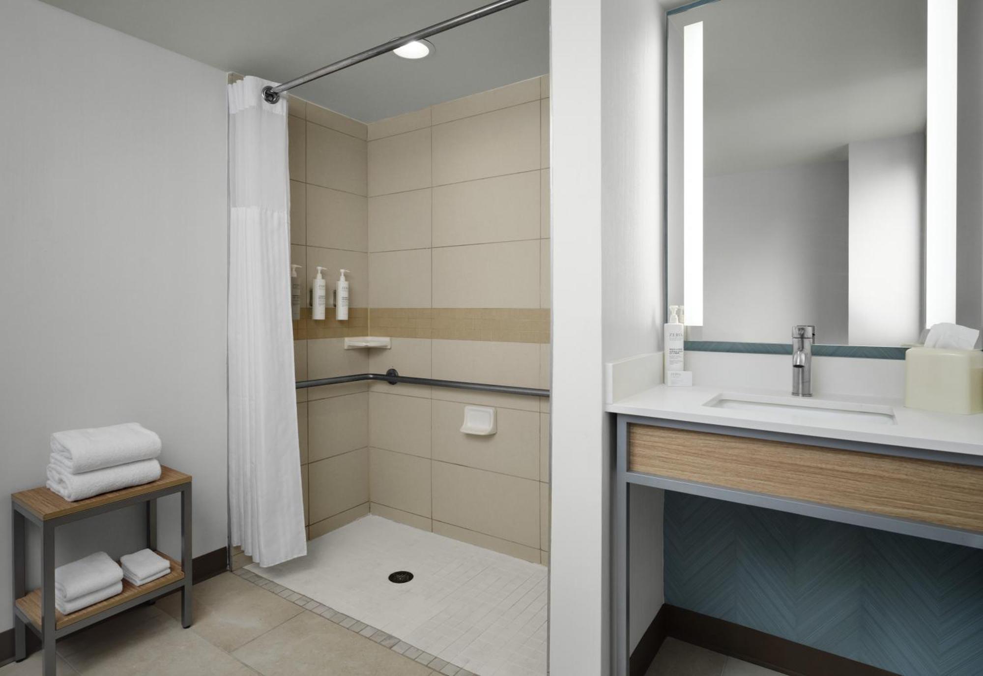 King Room - Mobility/Hearing Accessible with Tub