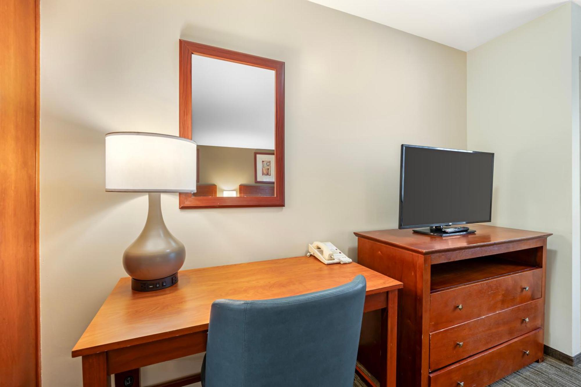 Deluxe Room, 2 Queen Beds, Pool View, Non Smoking