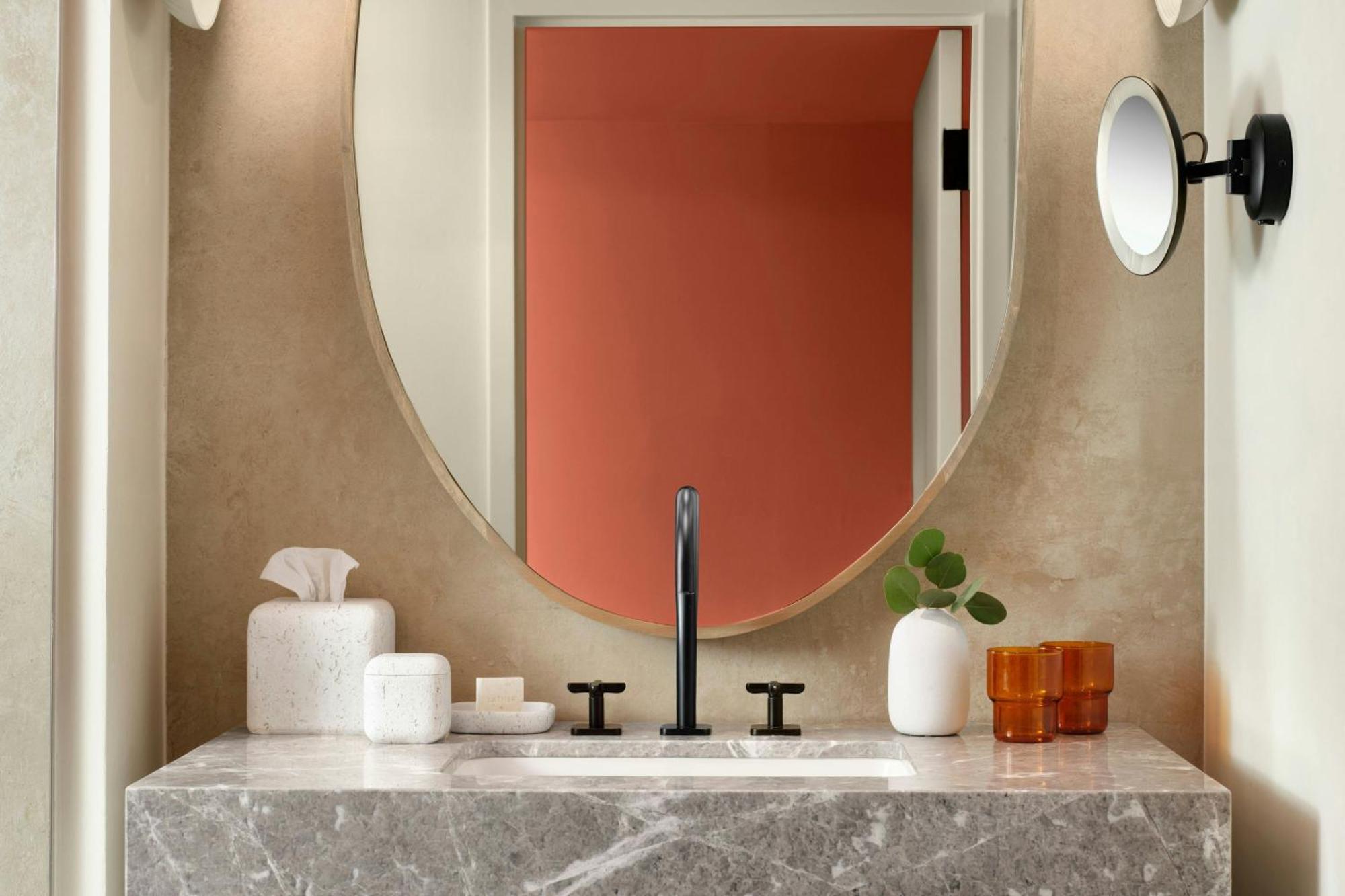 Habitación con cama grande, ducha accesible en silla de ruedas y vistas a la ciudad - Adaptada para personas con movilidad reducida