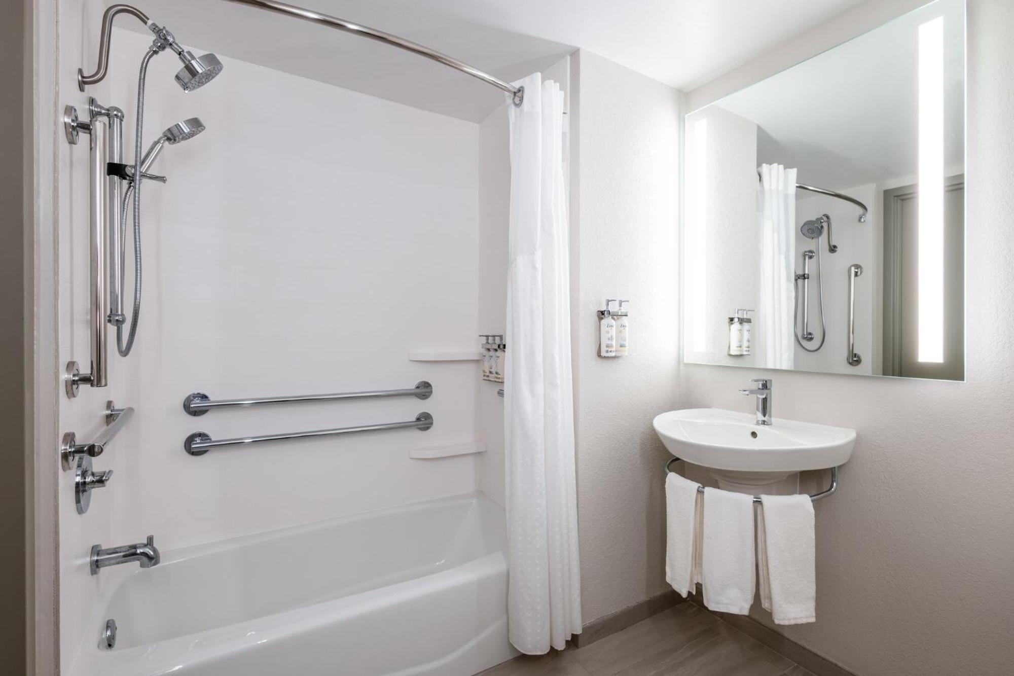 King Suite with Tub and Sofa Bed - Mobility Accessible