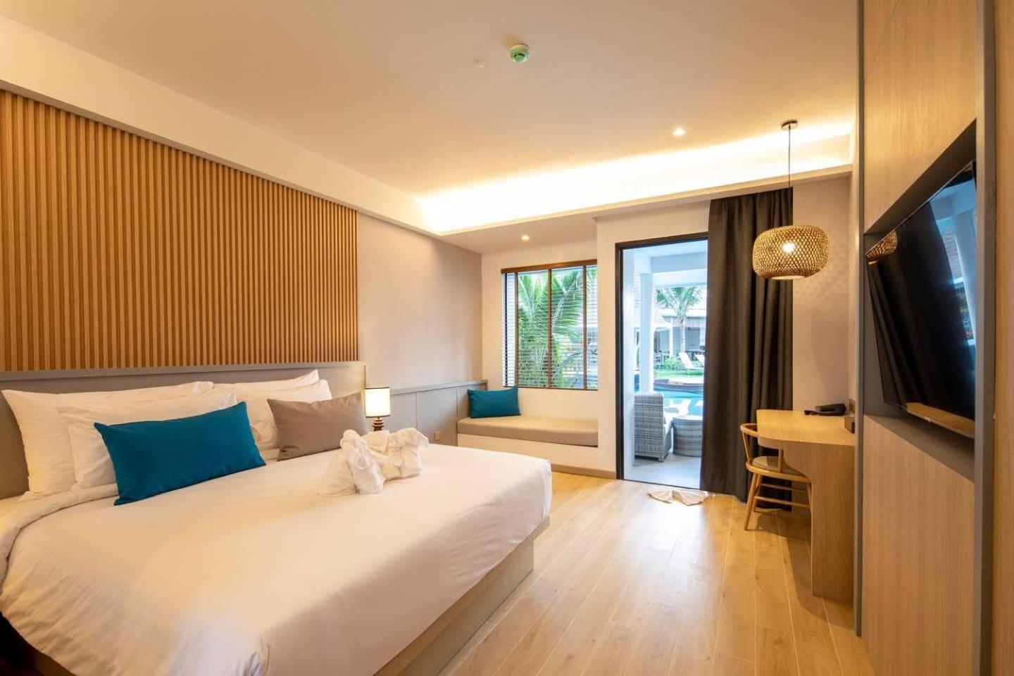 Deluxe Room with Pool Access