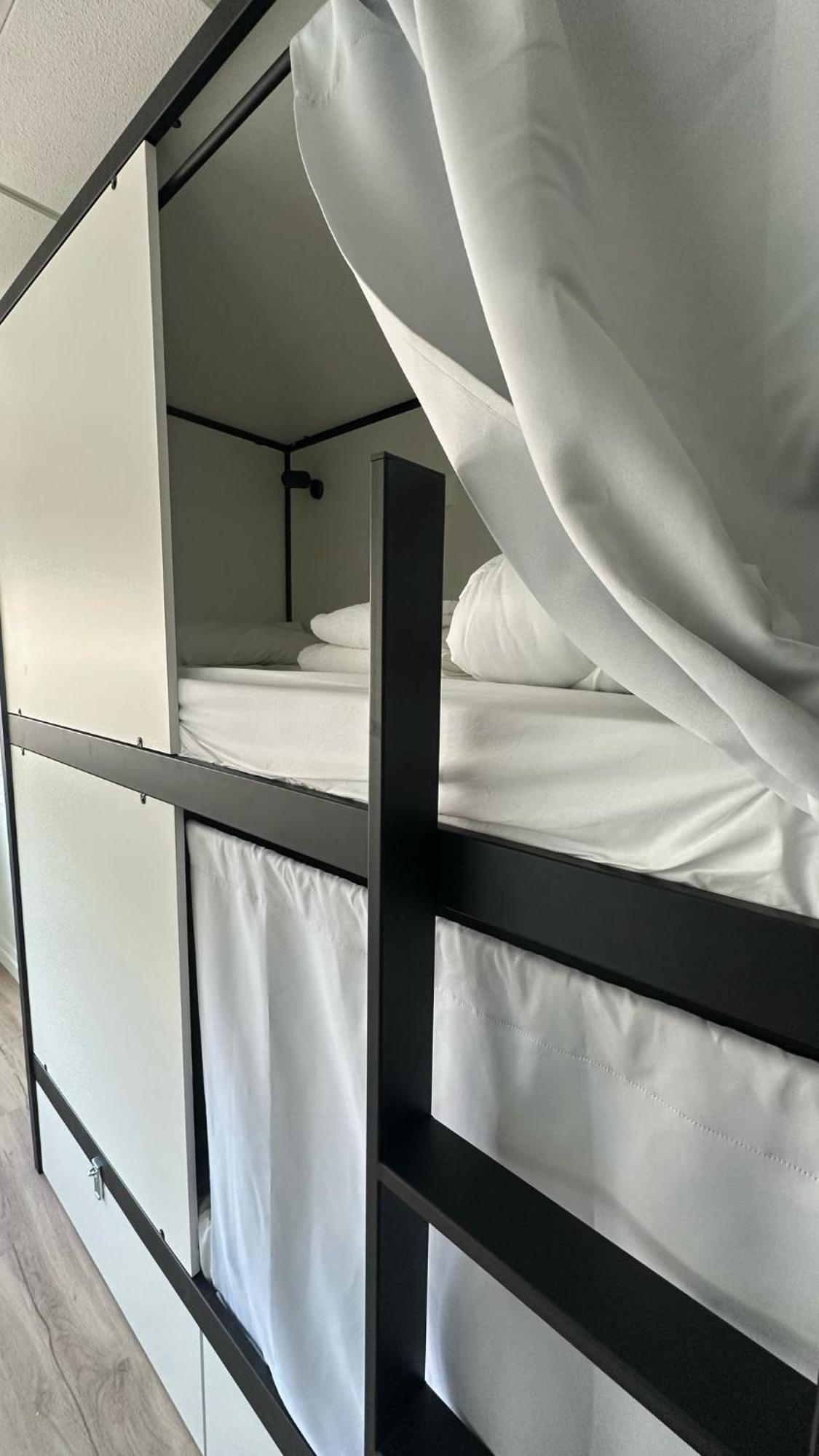 Cama en habitación compartida femenina de 6 camas
