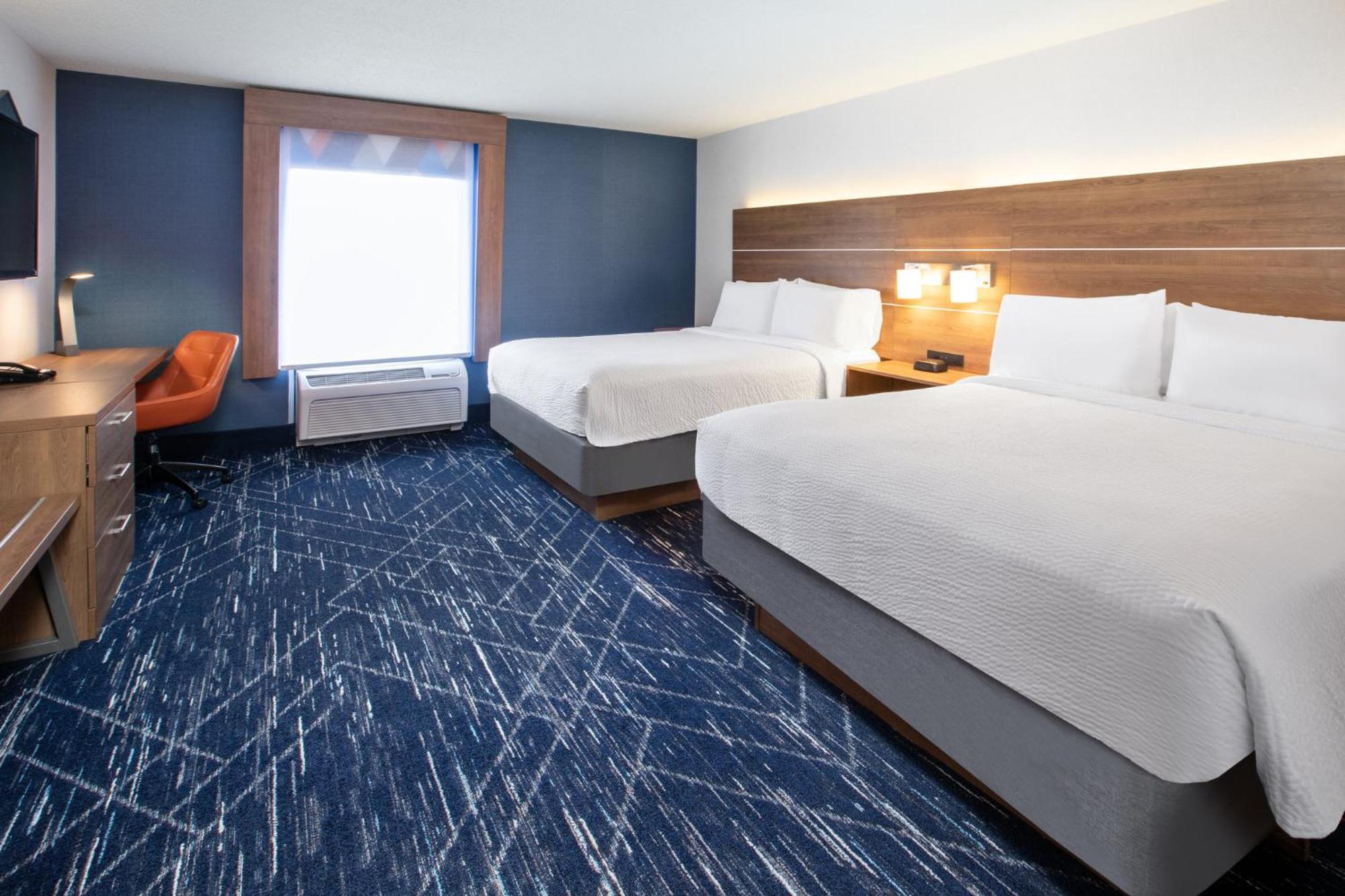Standard Queen Room with Two Queen Beds and Mobility Accessible Tub