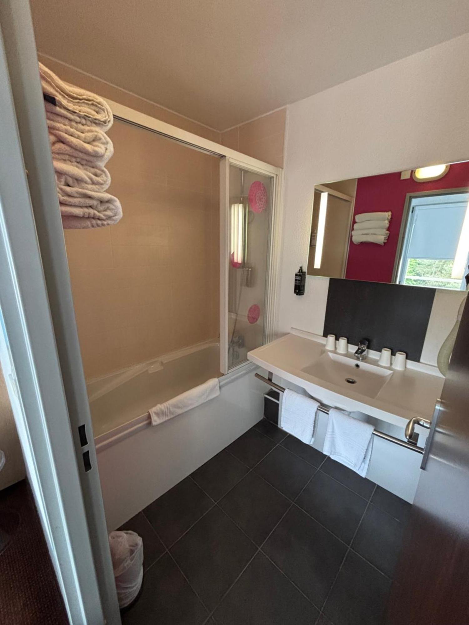 Suite Standard avec 1 Lit Double et 2 Lits Simples