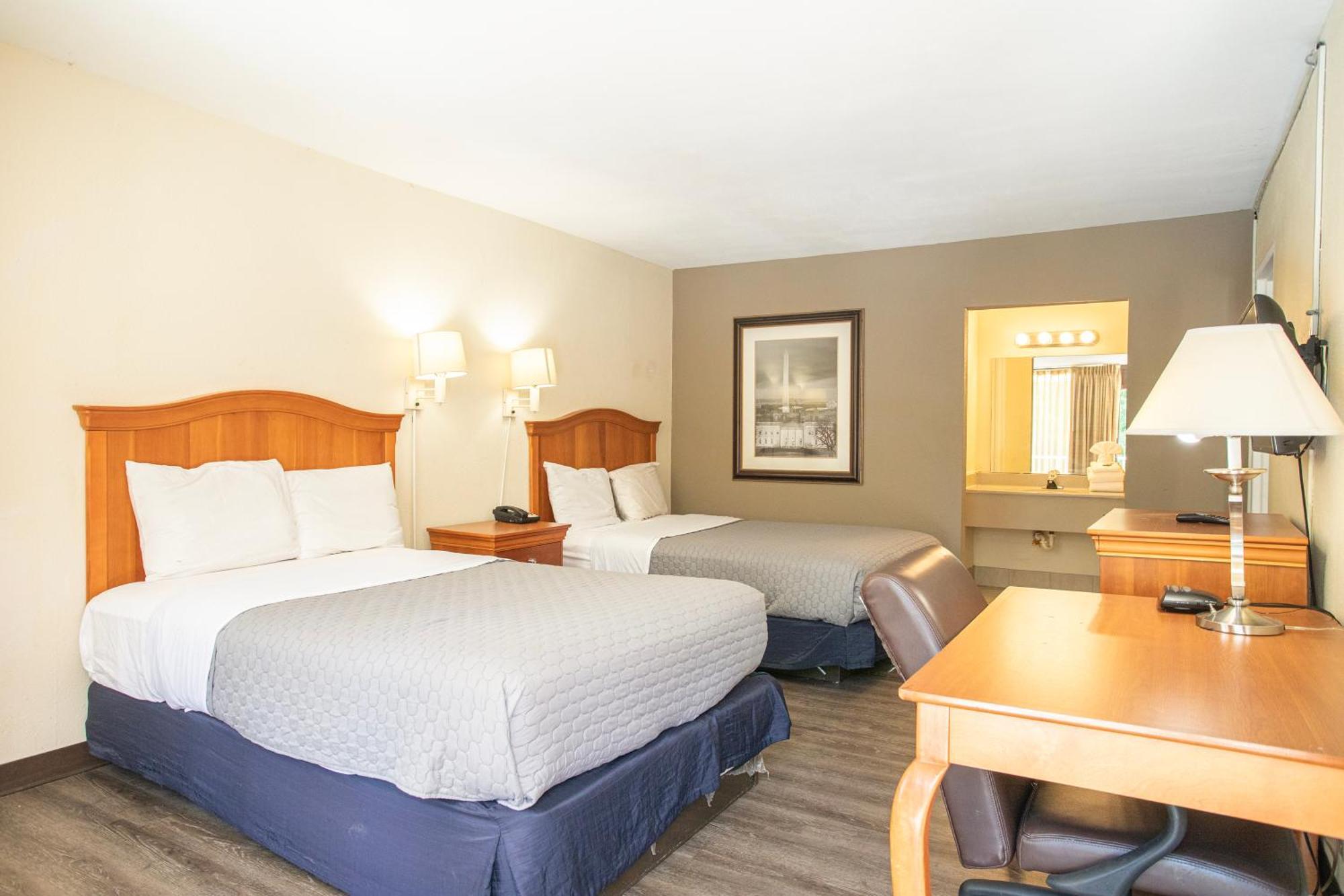 Family Suite 2 Full Beds & Pull-Out Sofa Non-Smoking