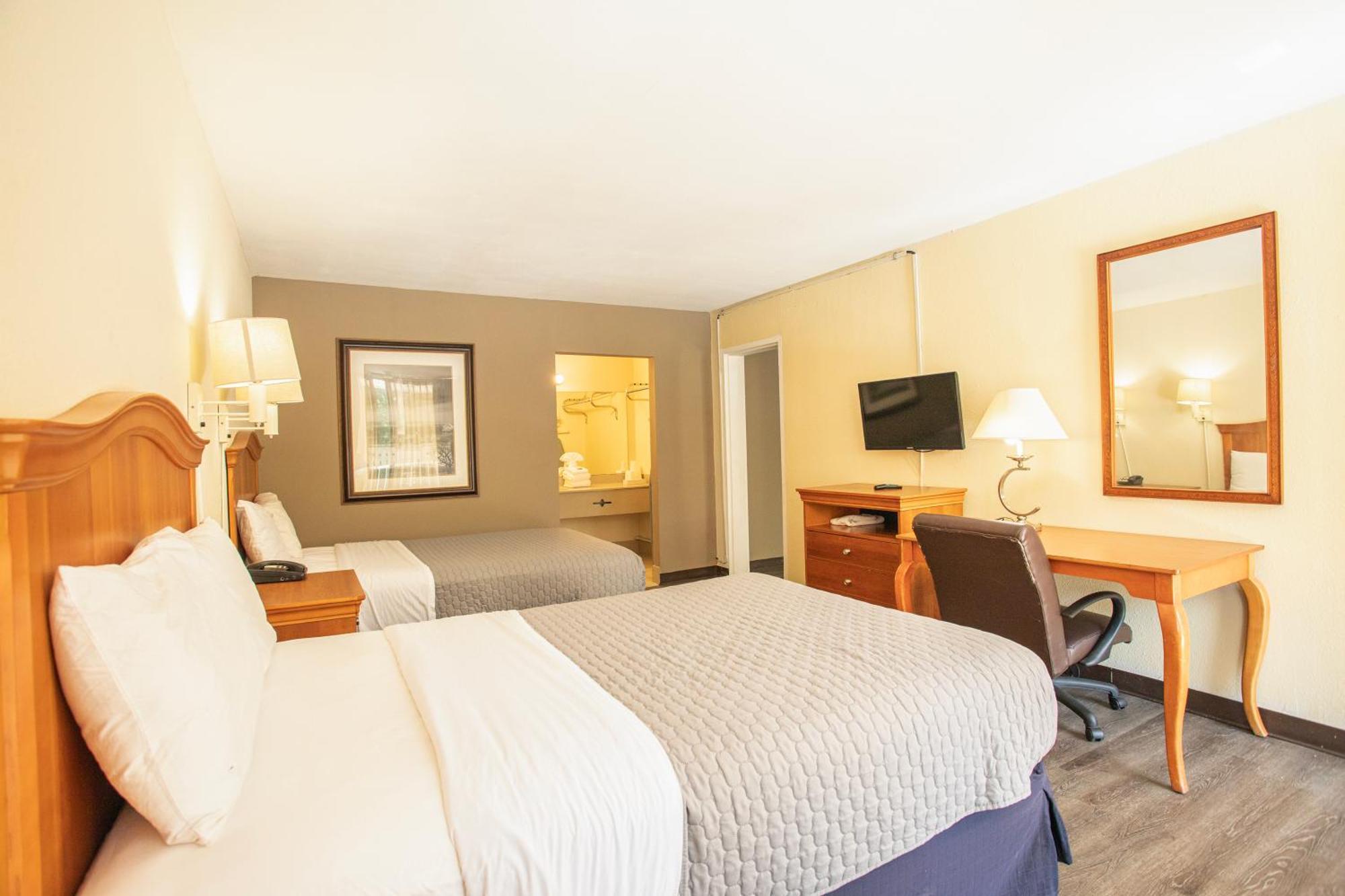 Family Suite 2 Full Beds & Pull-Out Sofa Non-Smoking