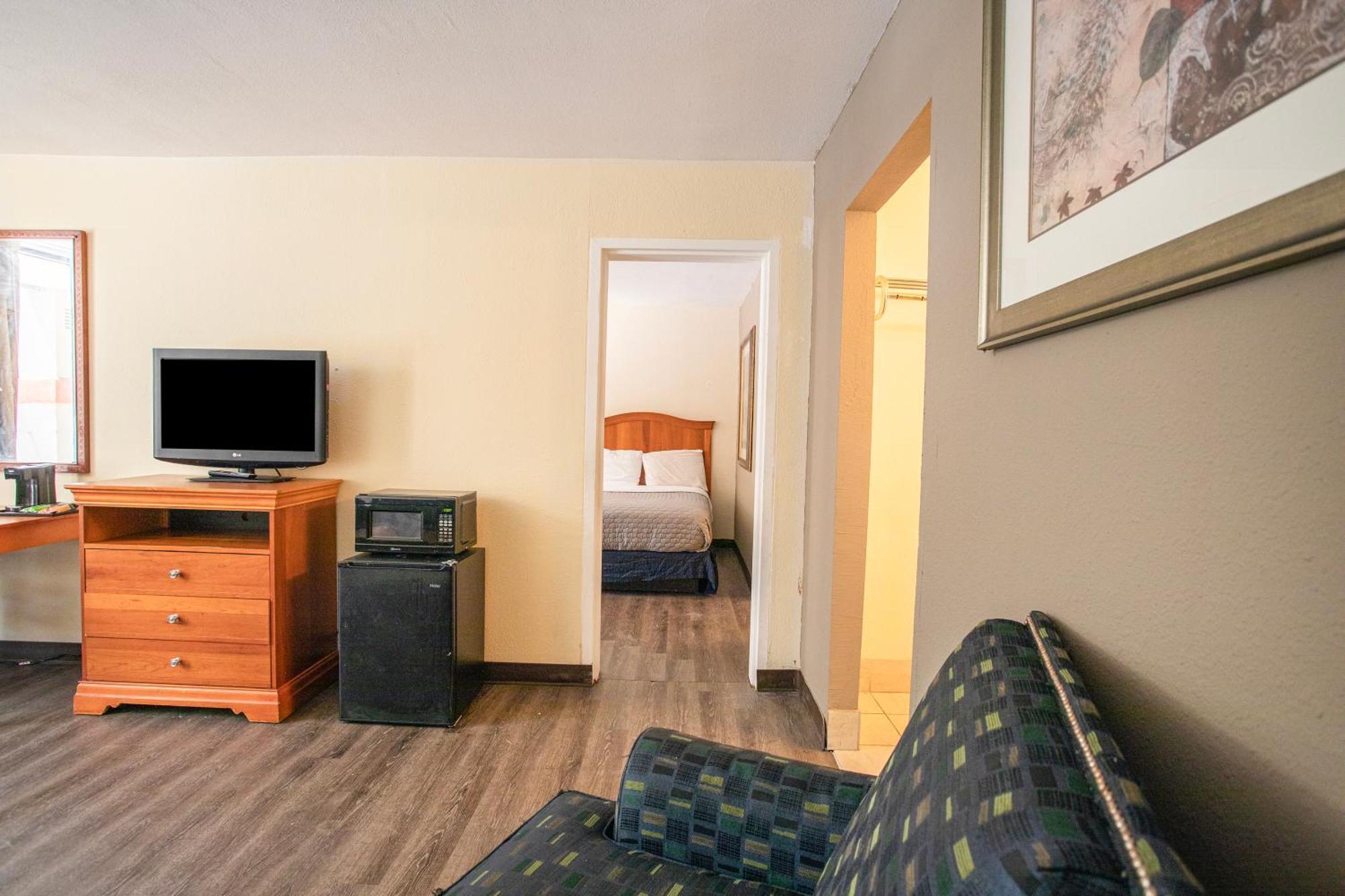 Family Suite 2 Full Beds & Pull-Out Sofa Non-Smoking
