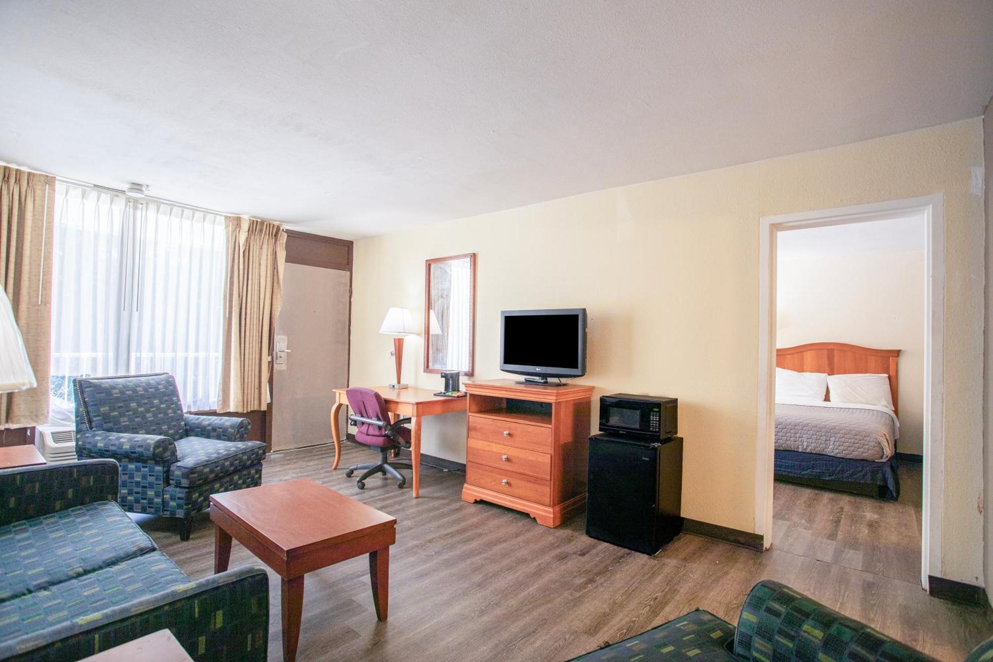 Family Suite 2 Full Beds & Pull-Out Sofa Non-Smoking