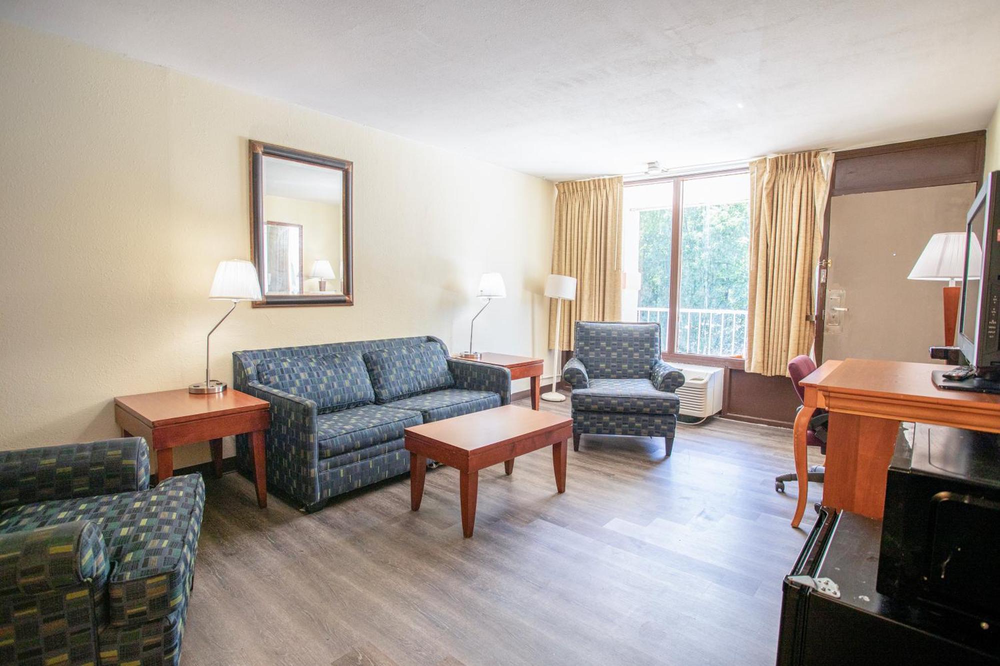 Family Suite 2 Full Beds & Pull-Out Sofa Non-Smoking
