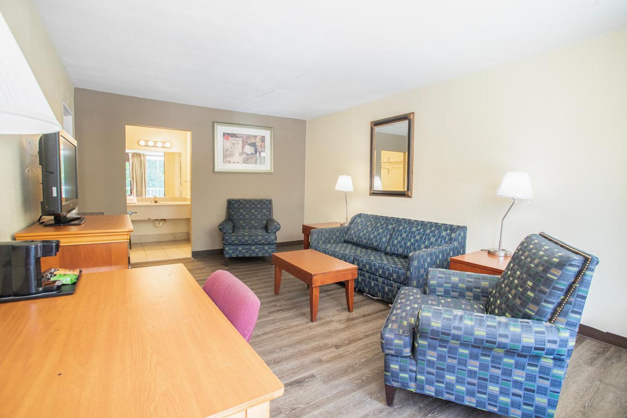 Family Suite 2 Full Beds & Pull-Out Sofa Non-Smoking
