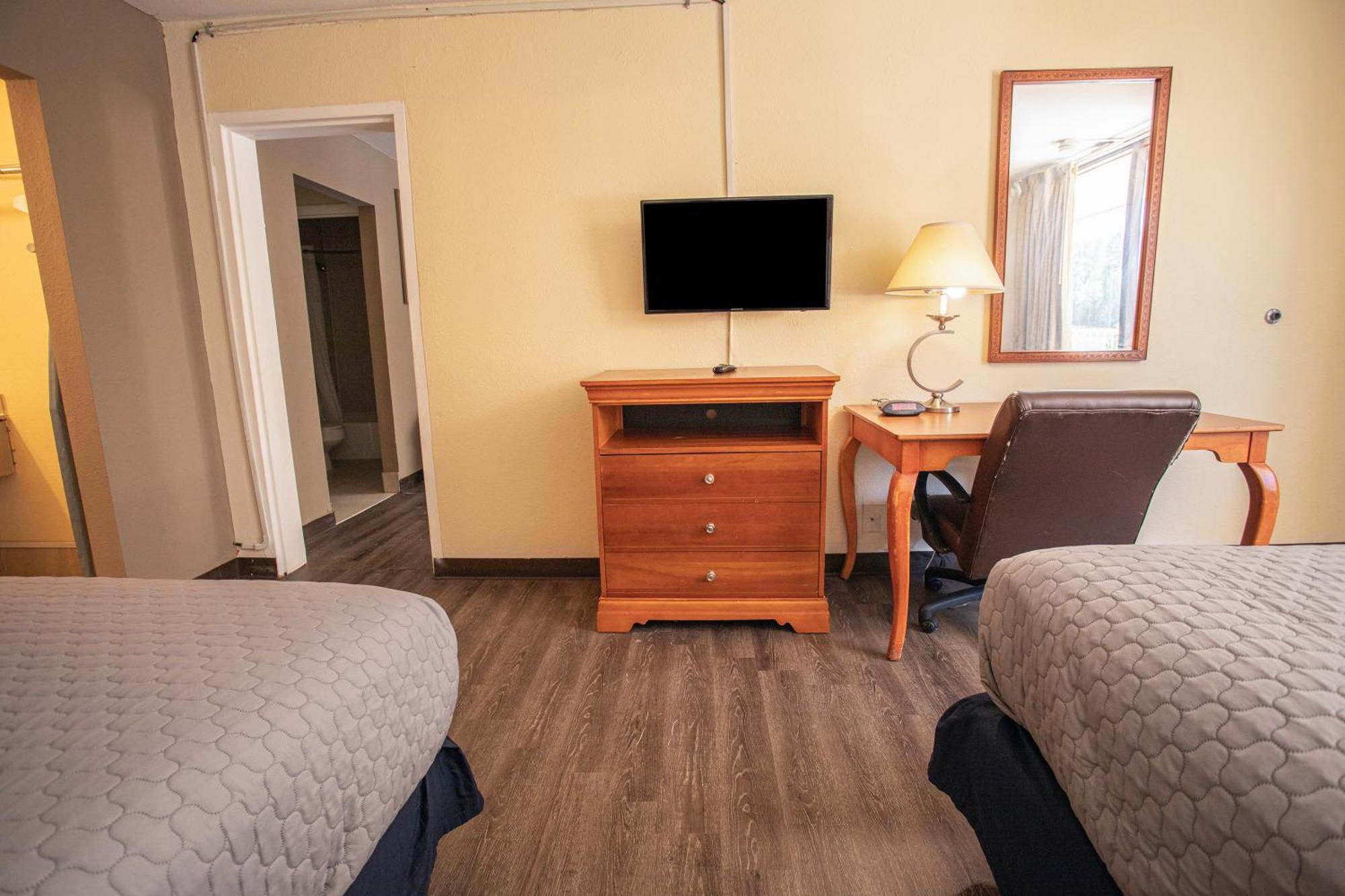 Family Suite 2 Full Beds & Pull-Out Sofa Non-Smoking