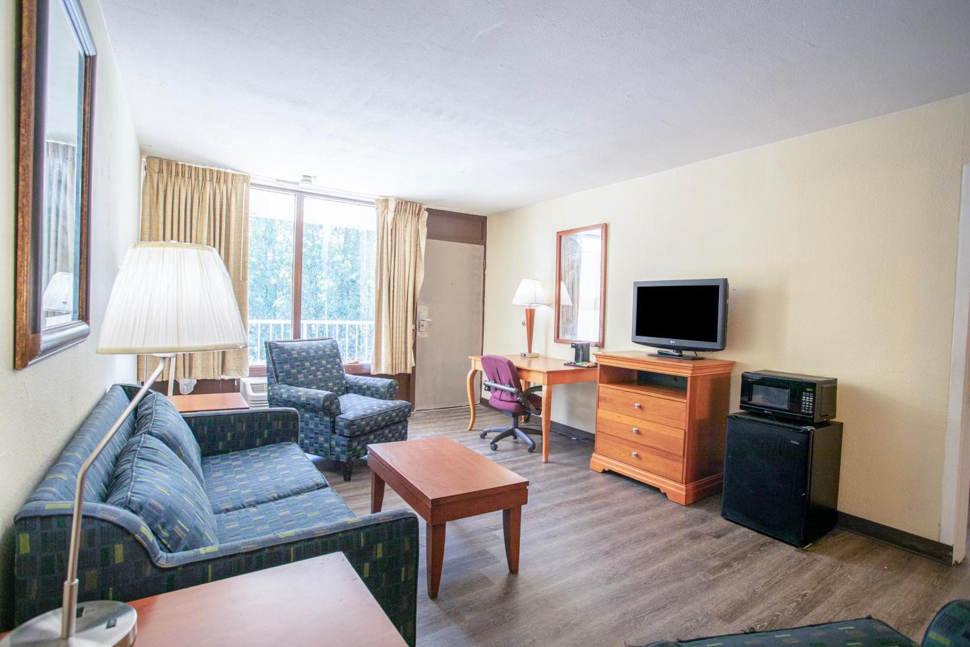 Family Suite 2 Full Beds & Pull-Out Sofa Non-Smoking