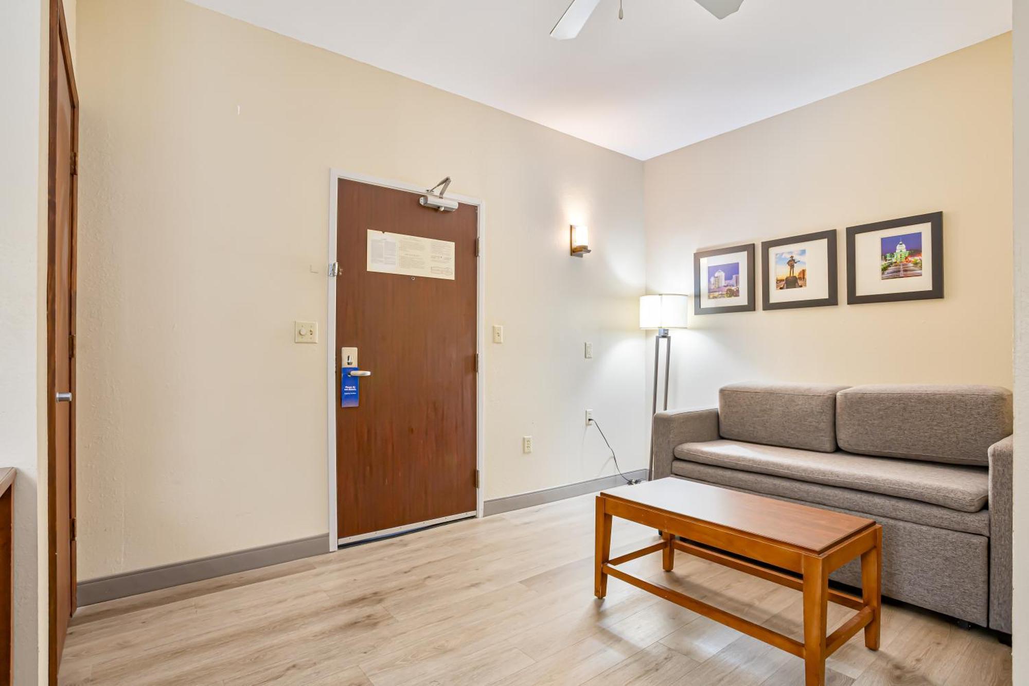 King Suite with Shower - Non-Smoking