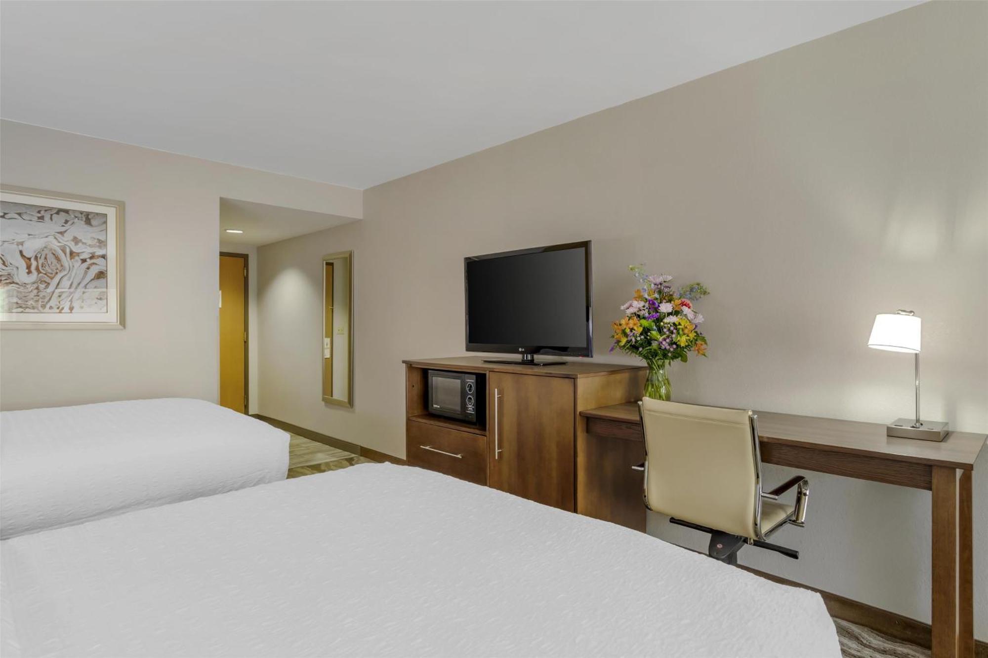 Queen Suite Two Queen Beds River View Non-Smoking