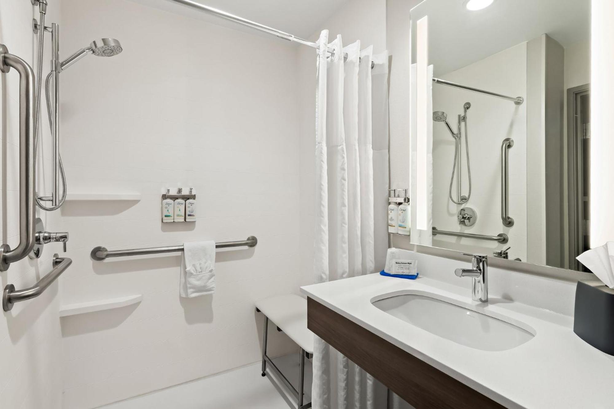 Standard Queen Room with Two Queen Beds and Mobility Accessible Tub