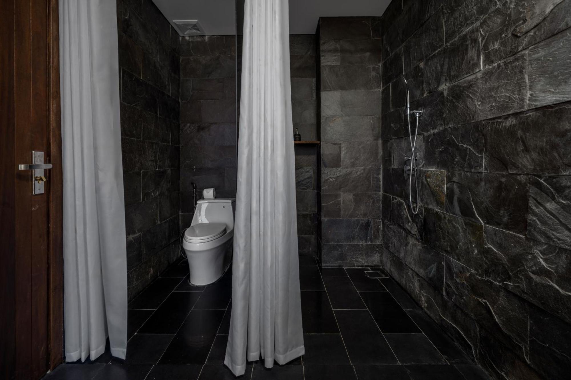 One-Bedroom Apartment with Bathtub