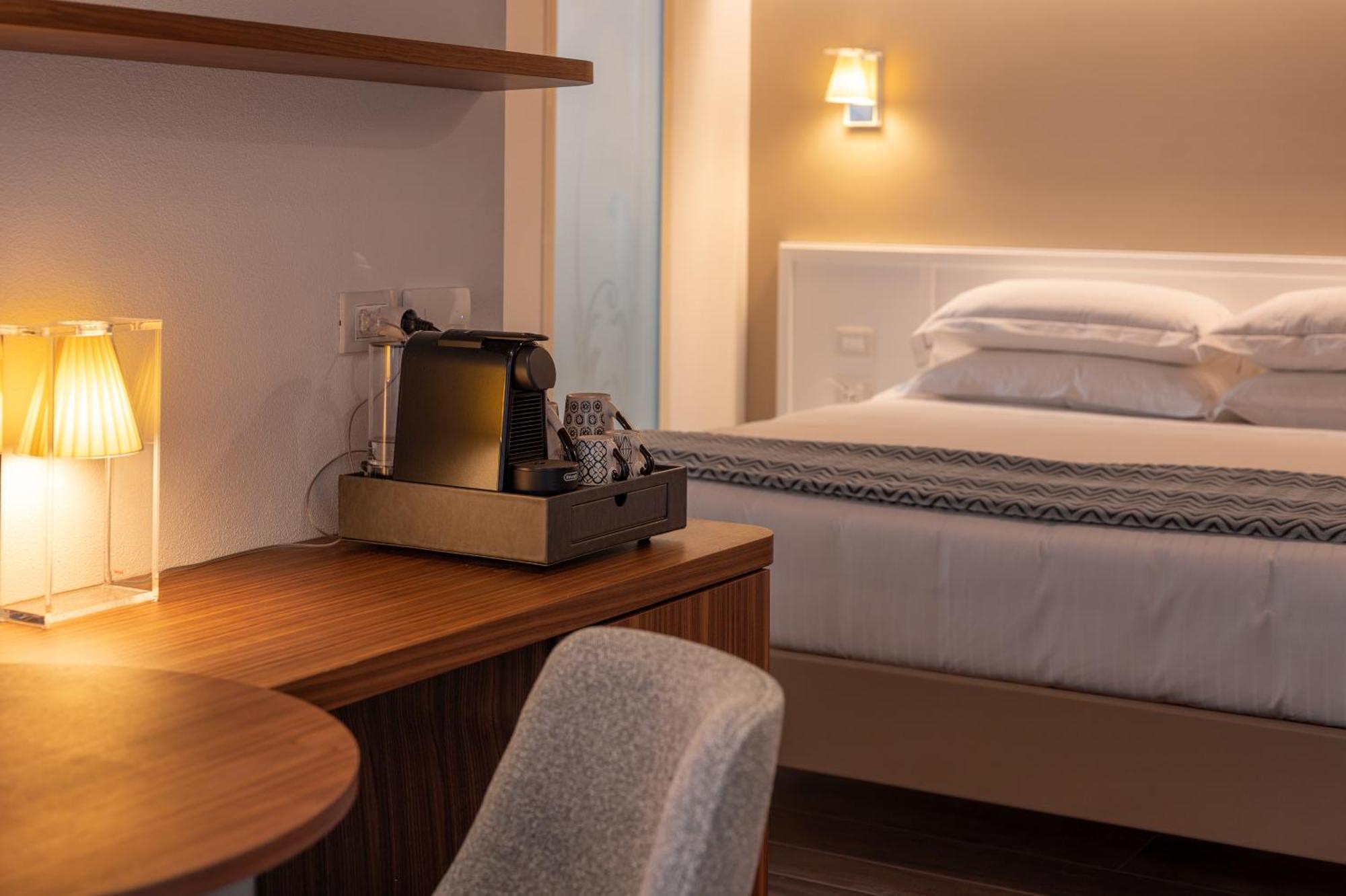 Doppelzimmer mit Terrasse und teilweisem Seeblick