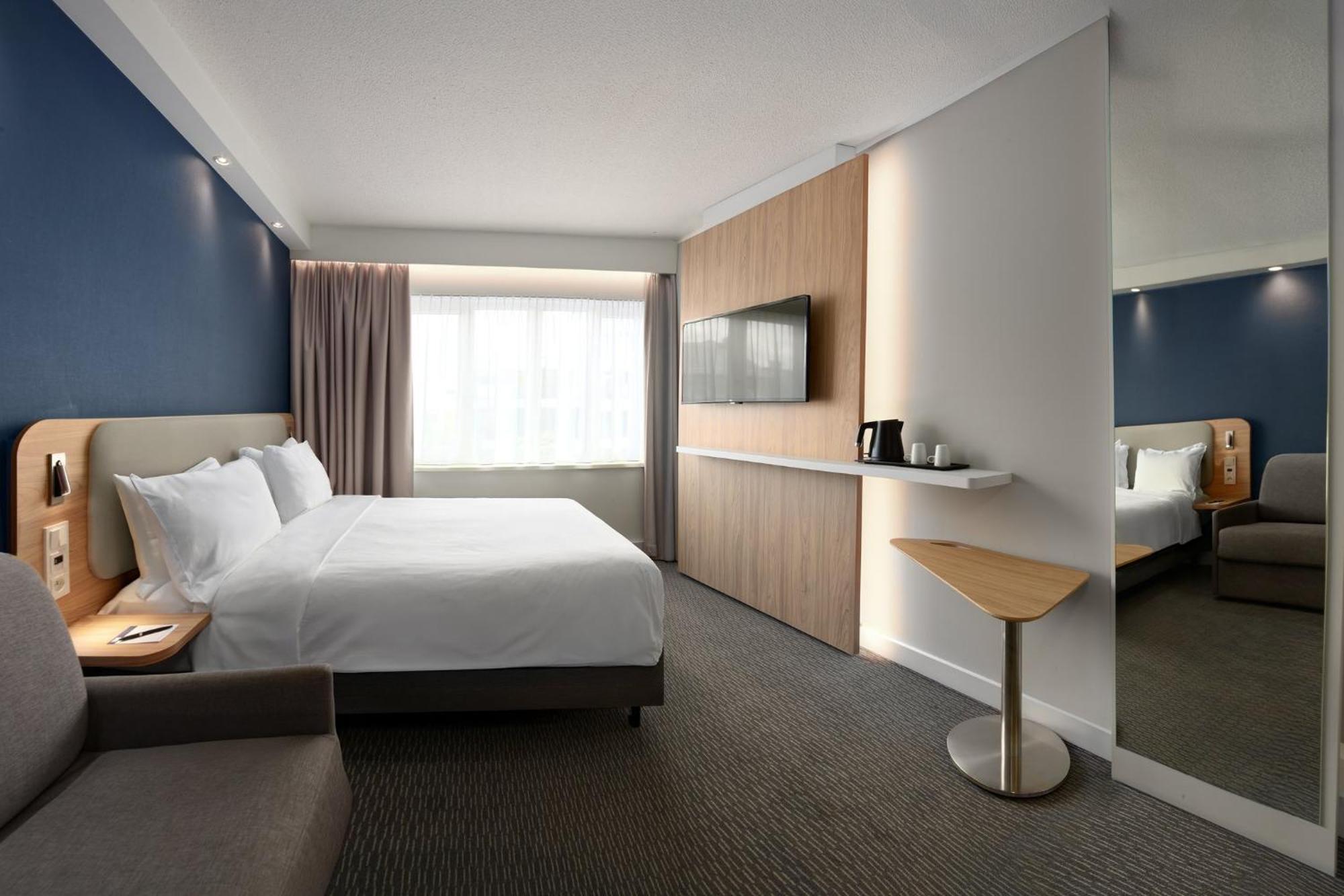 Standaard Kamer met Queensize Bed en Eenpersoonsslaapbank - Gratis Ontbijt