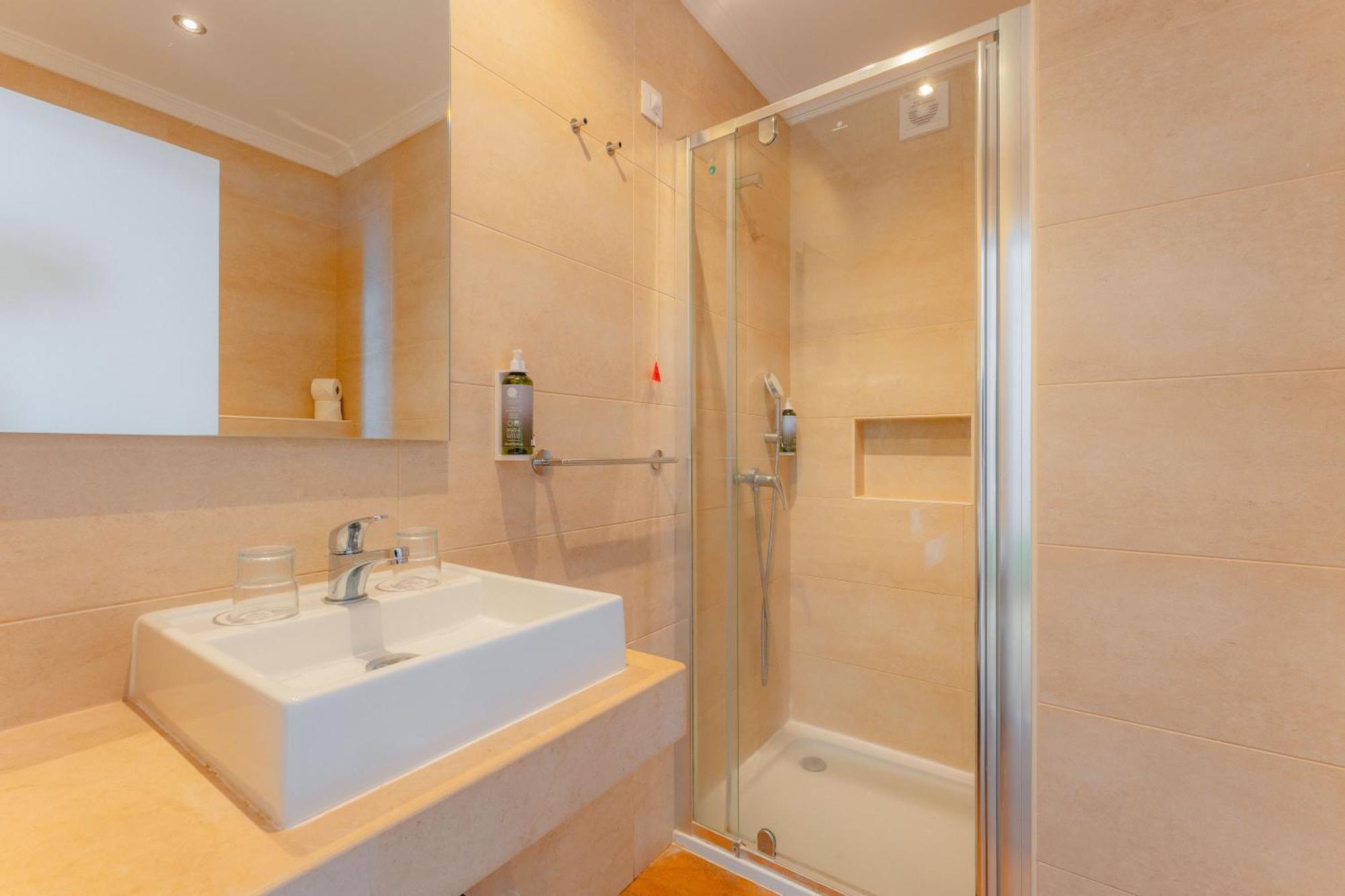 Suite,1670698988:JPEG