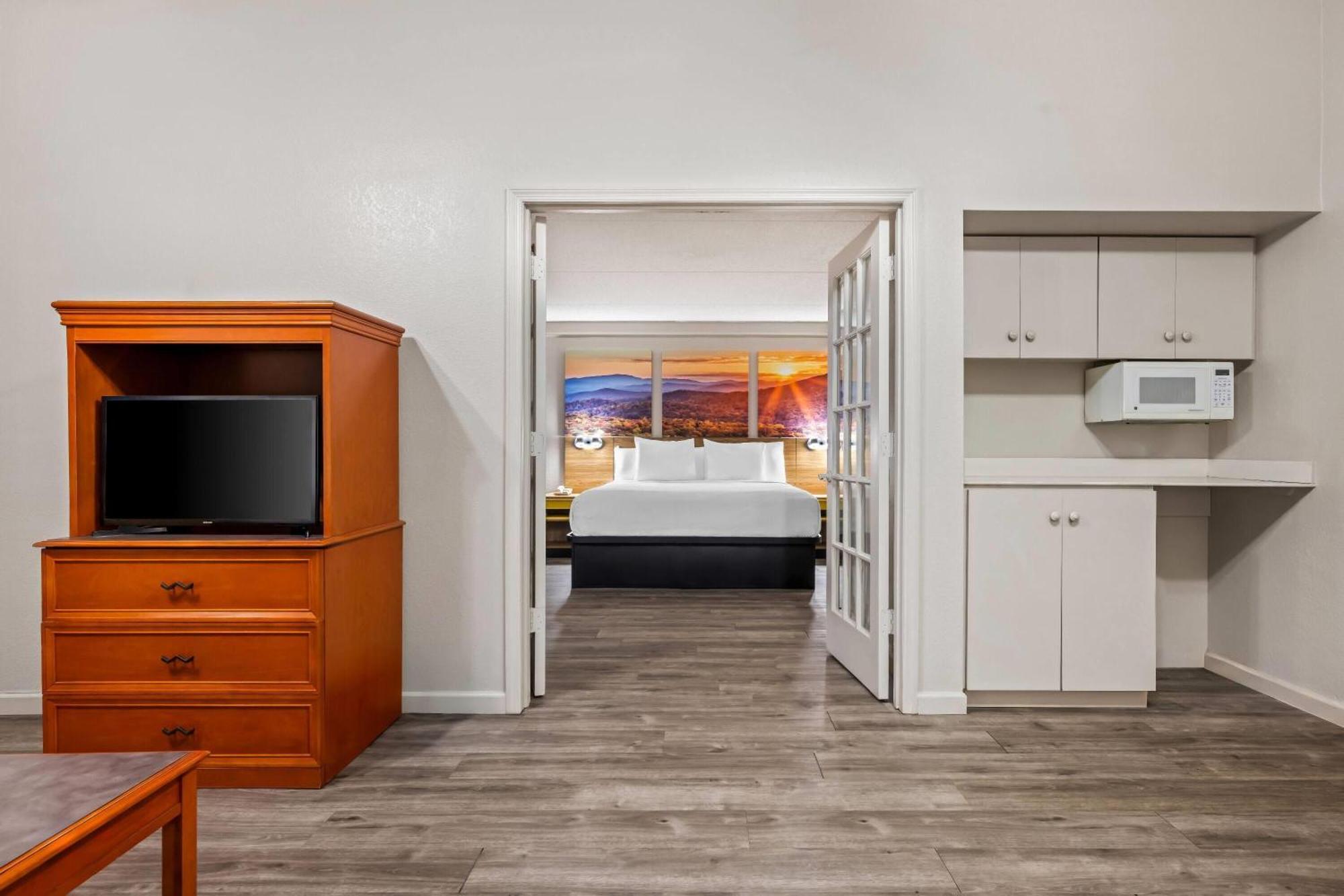 One-Bedroom King Suite Non-Smoking