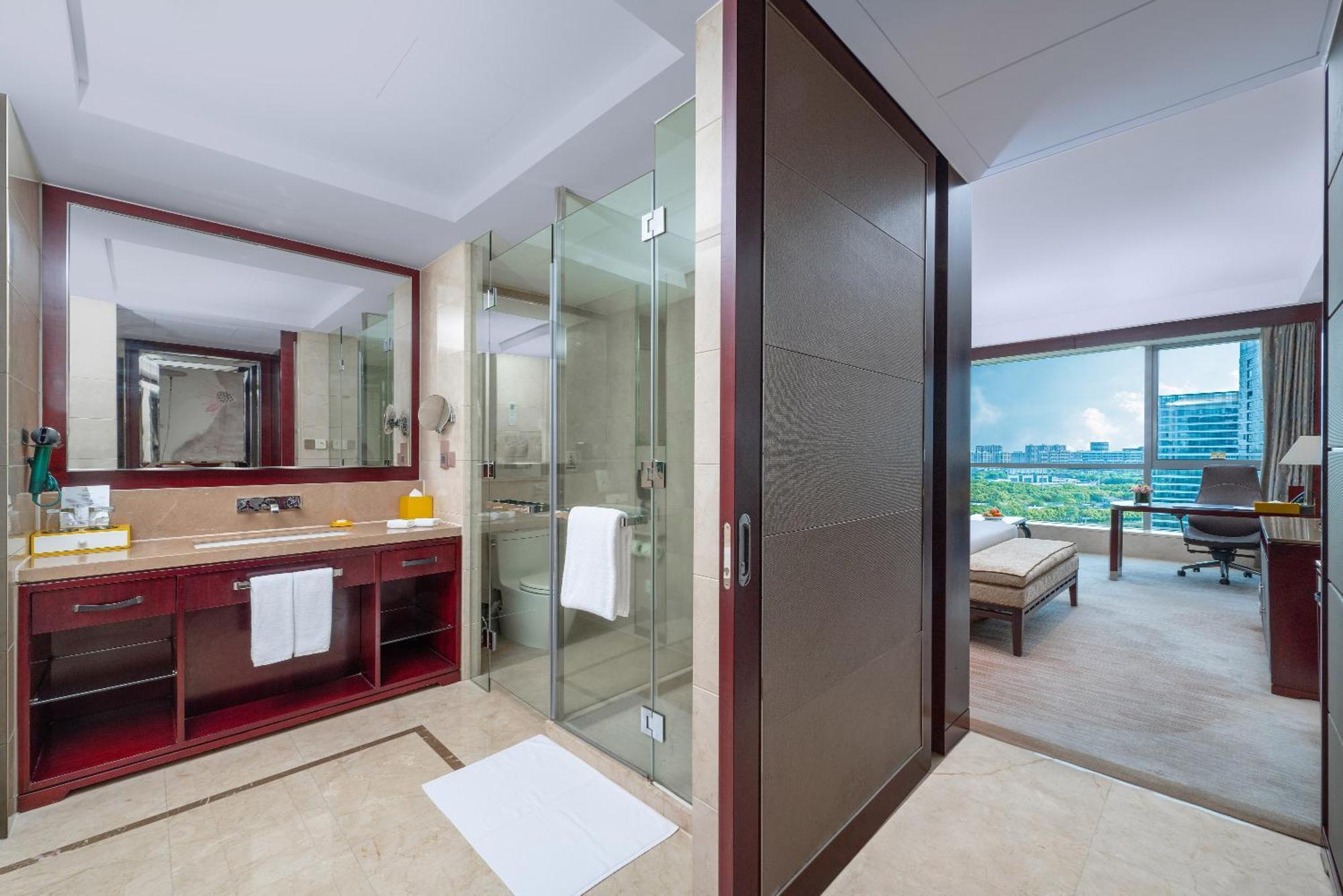Pacific Club Deluxe King(Reserve at least one week in advance to enjoy two complimentary daily laundry services and a discount voucher for Madr 99 restaurant)