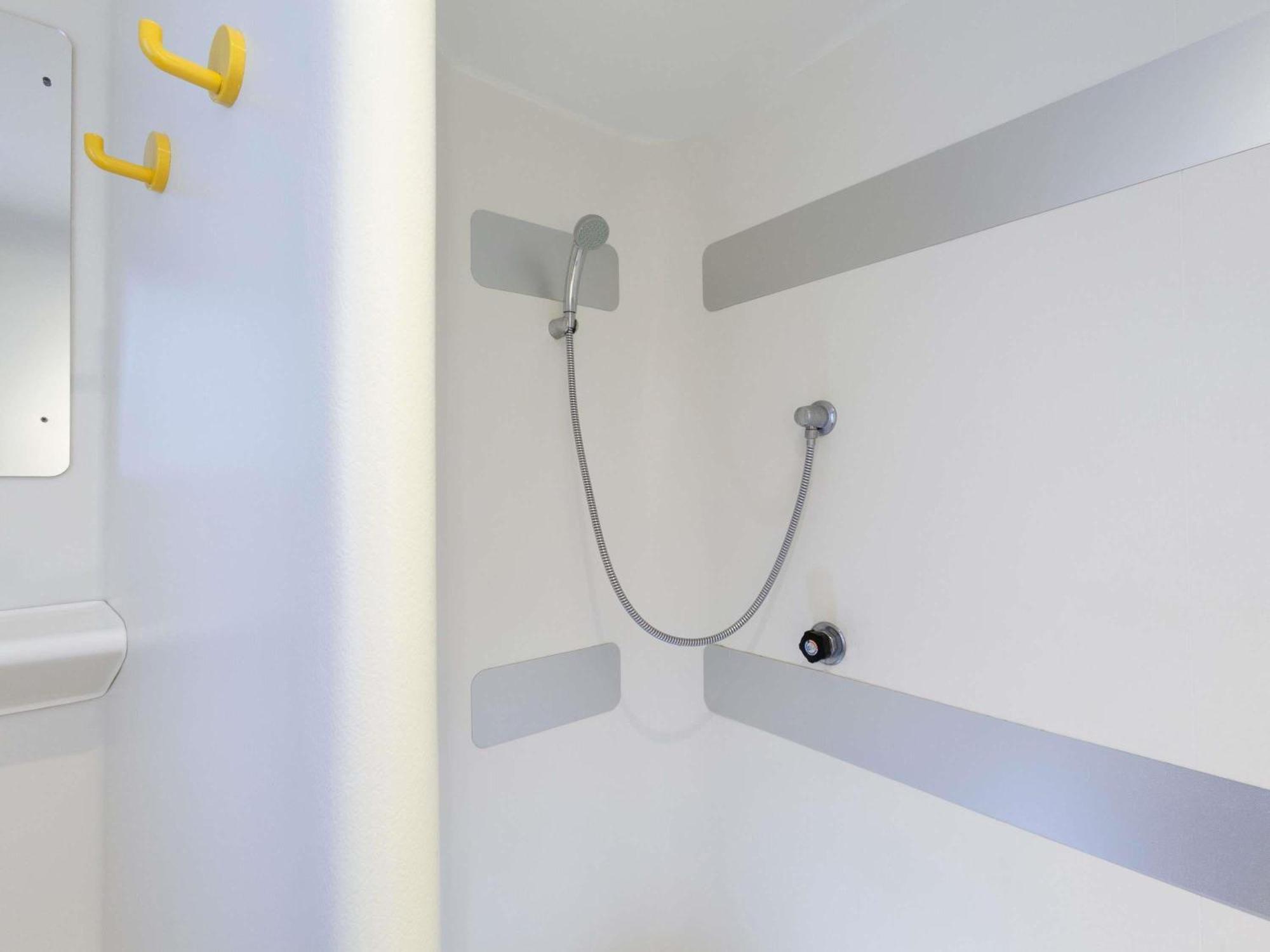 Chambre Break avec 3 Lits Simples Superposés et Salle de Bains Commune