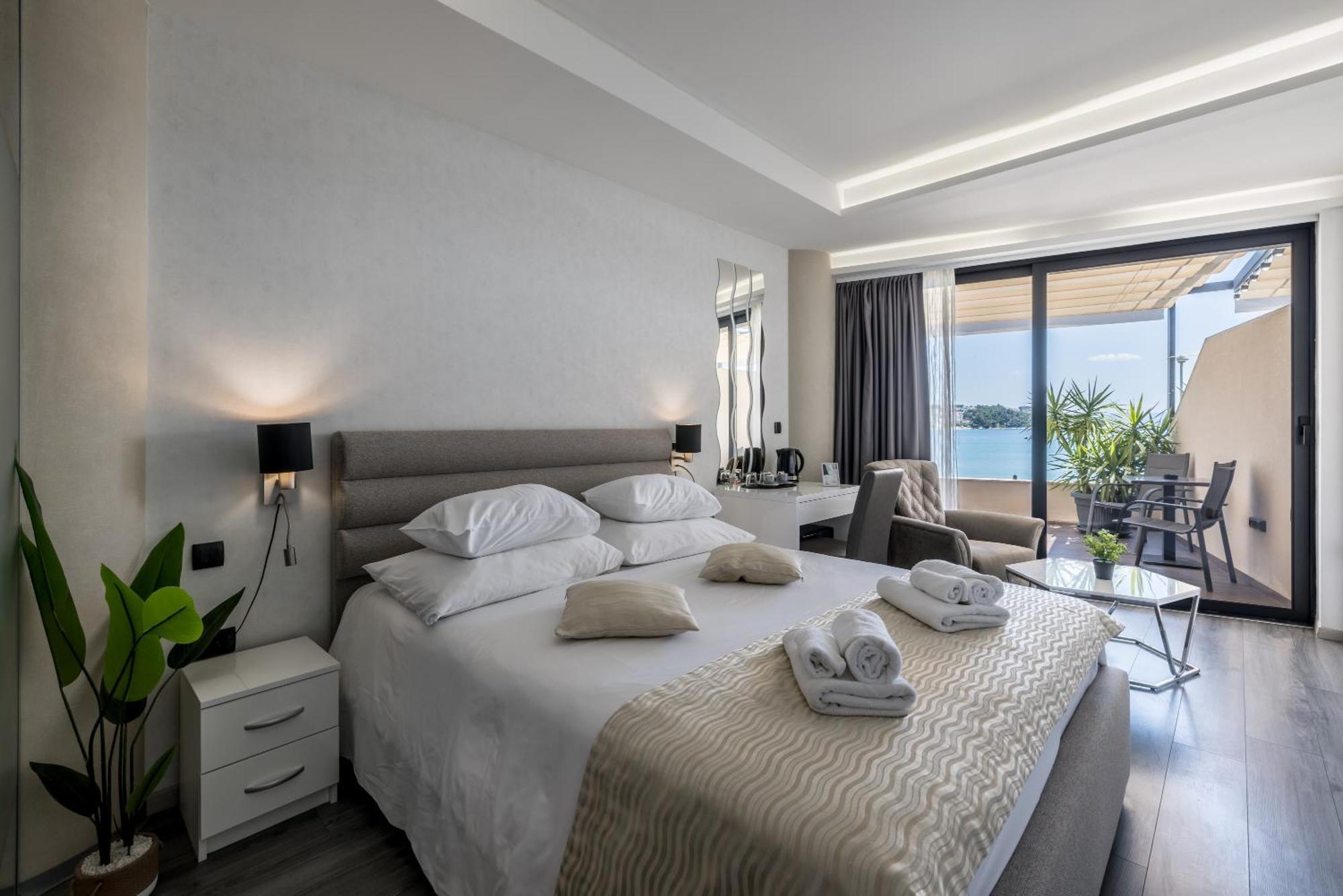 Deluxe tweepersoonskamer met balkon en uitzicht op zee