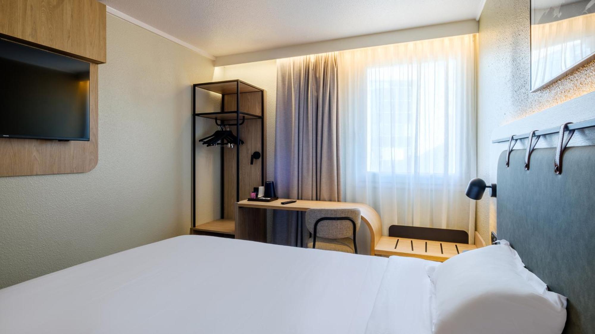 Standard Room 1 Queen Bed