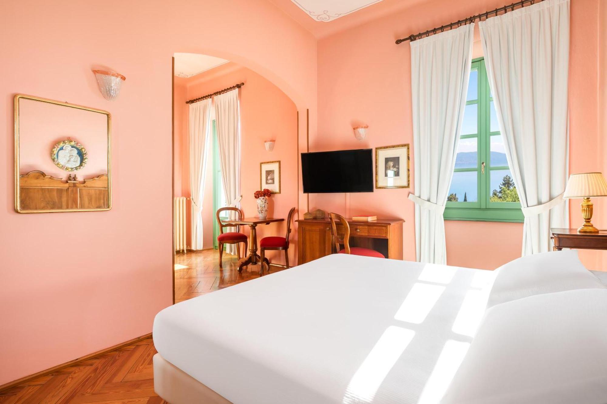 Junior Suite with Terrace and Lake View - Villa
