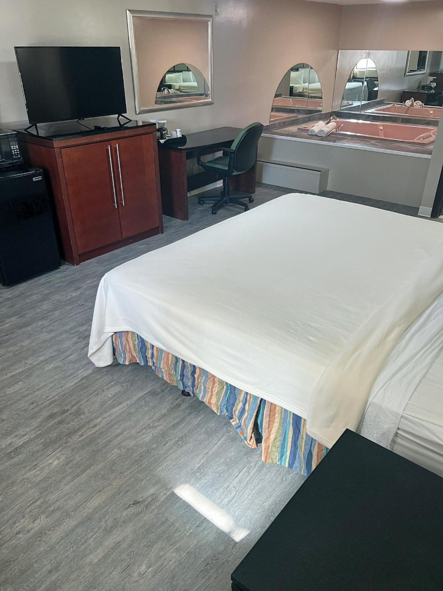 King Suite with Hot Tub - Non-Smoking