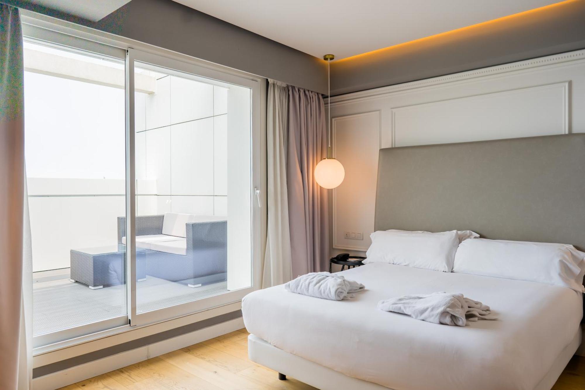 Deluxe Double Room with Balcony and Sea View