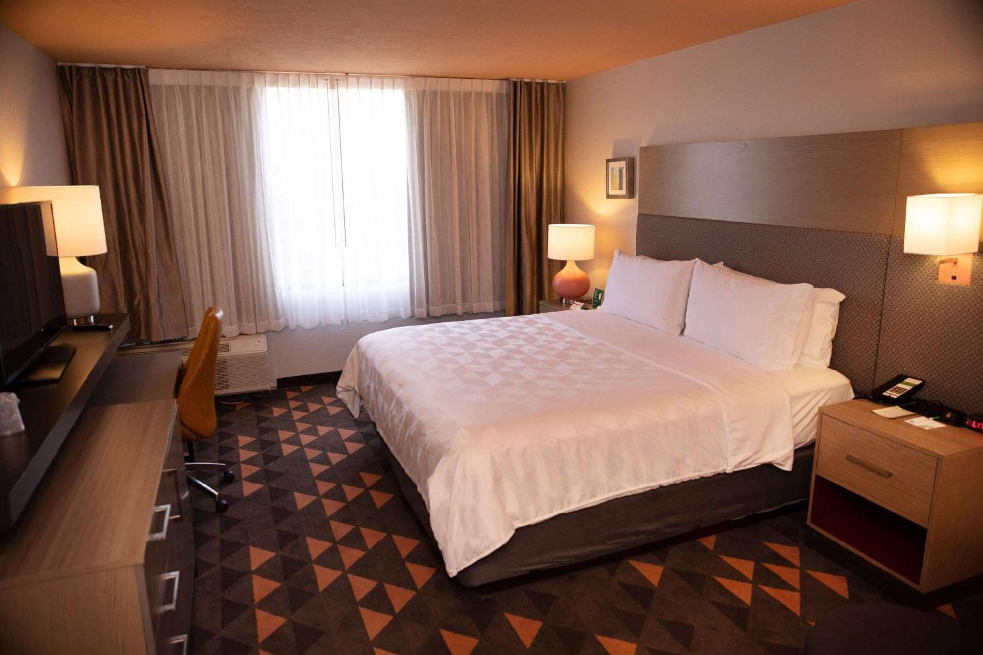 King Room with Mobility Access and Bathtub with Grab Bars, Non-Smoking