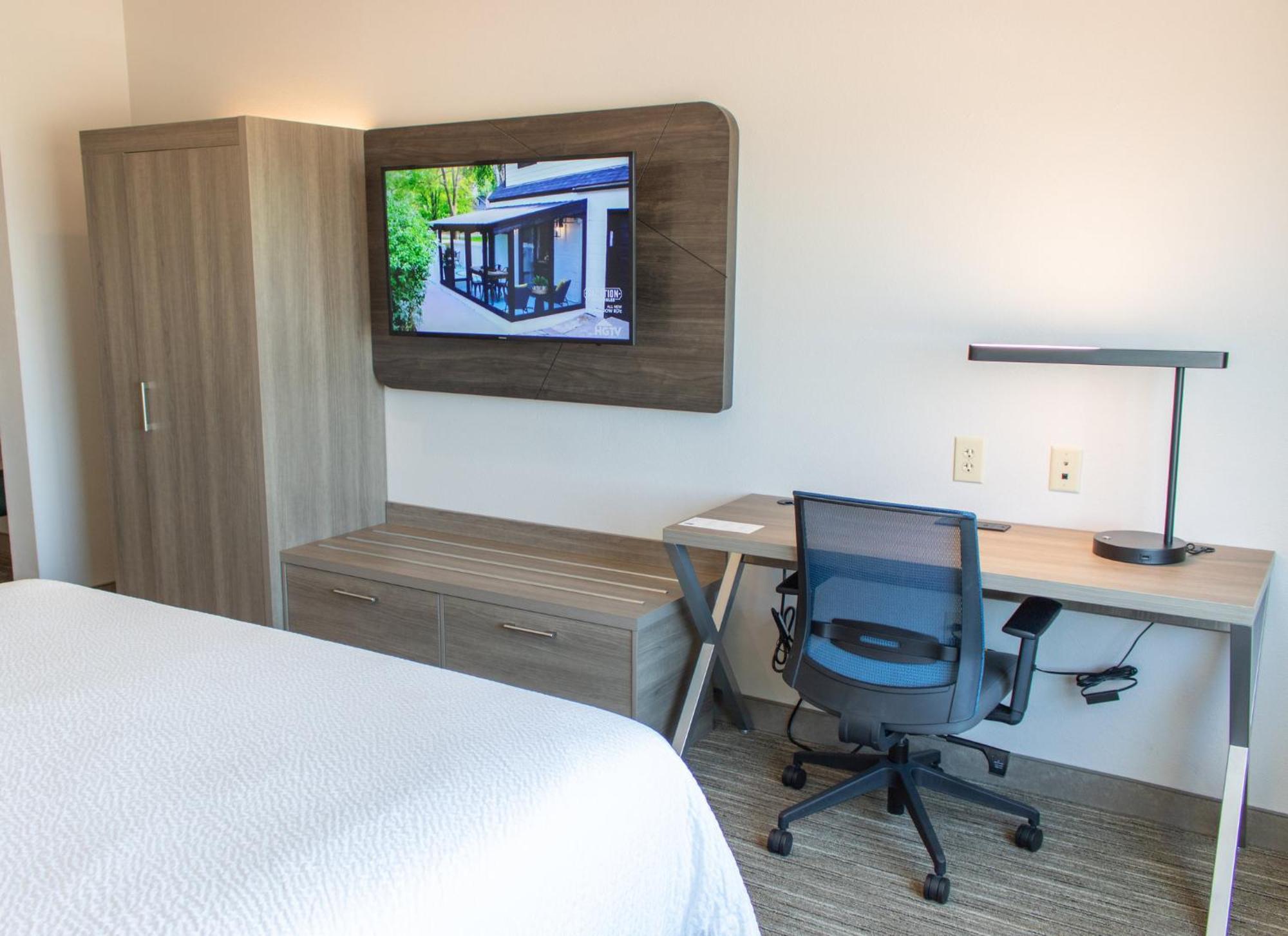 Suite - Hearing Accessible - Non-Smoking