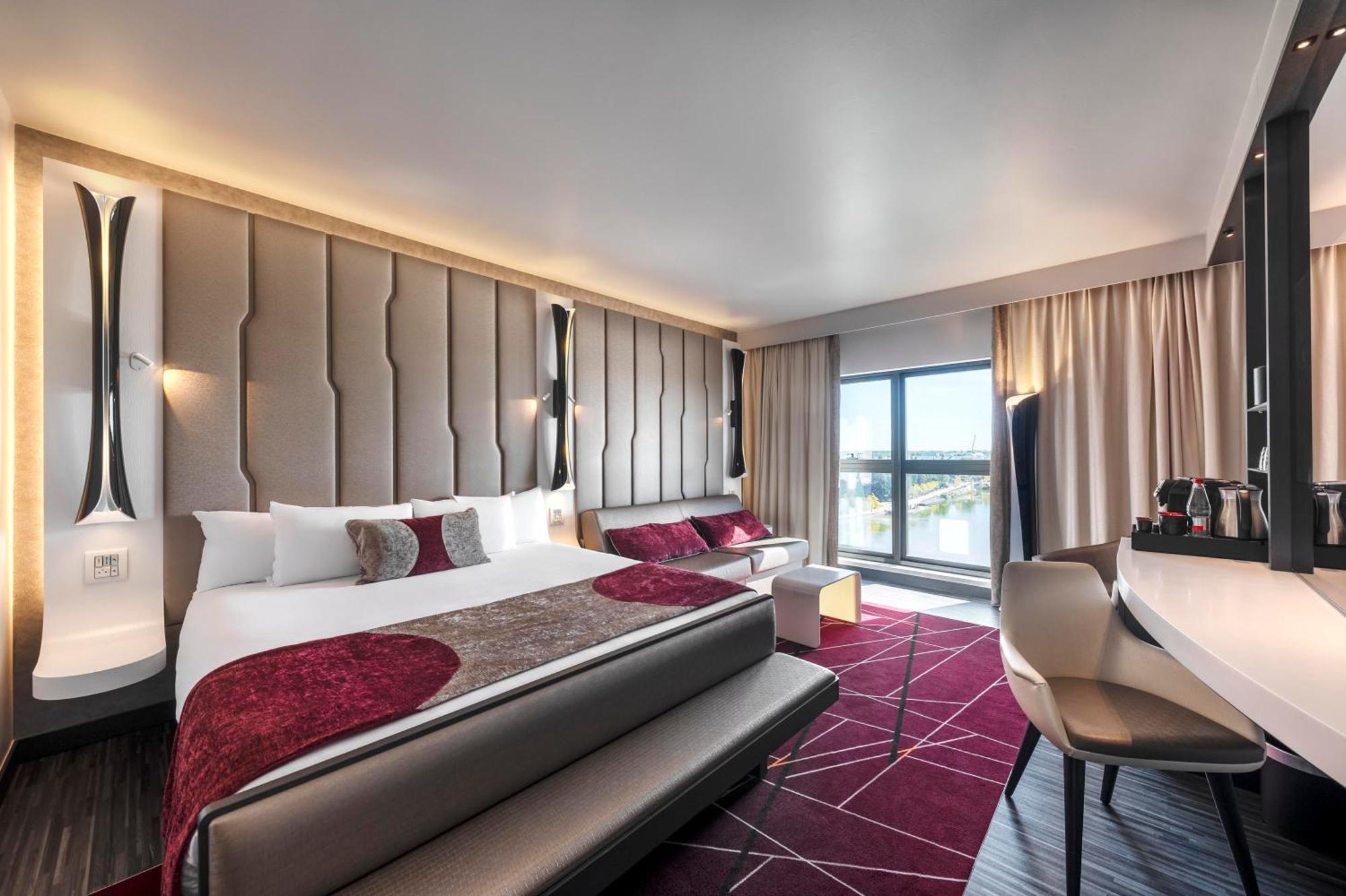 Empire State Club Room Lake View