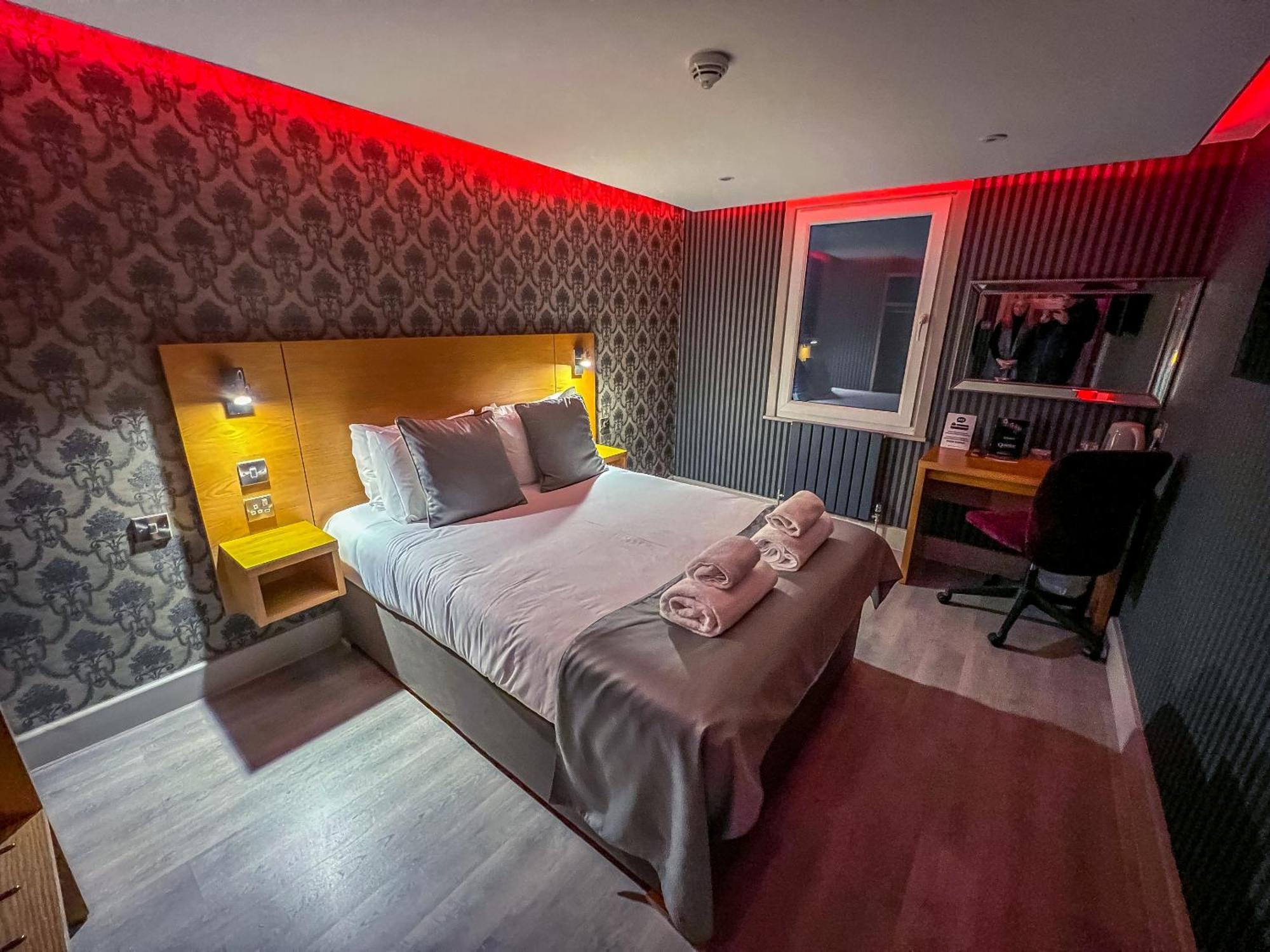 Deluxe Double Room Shower