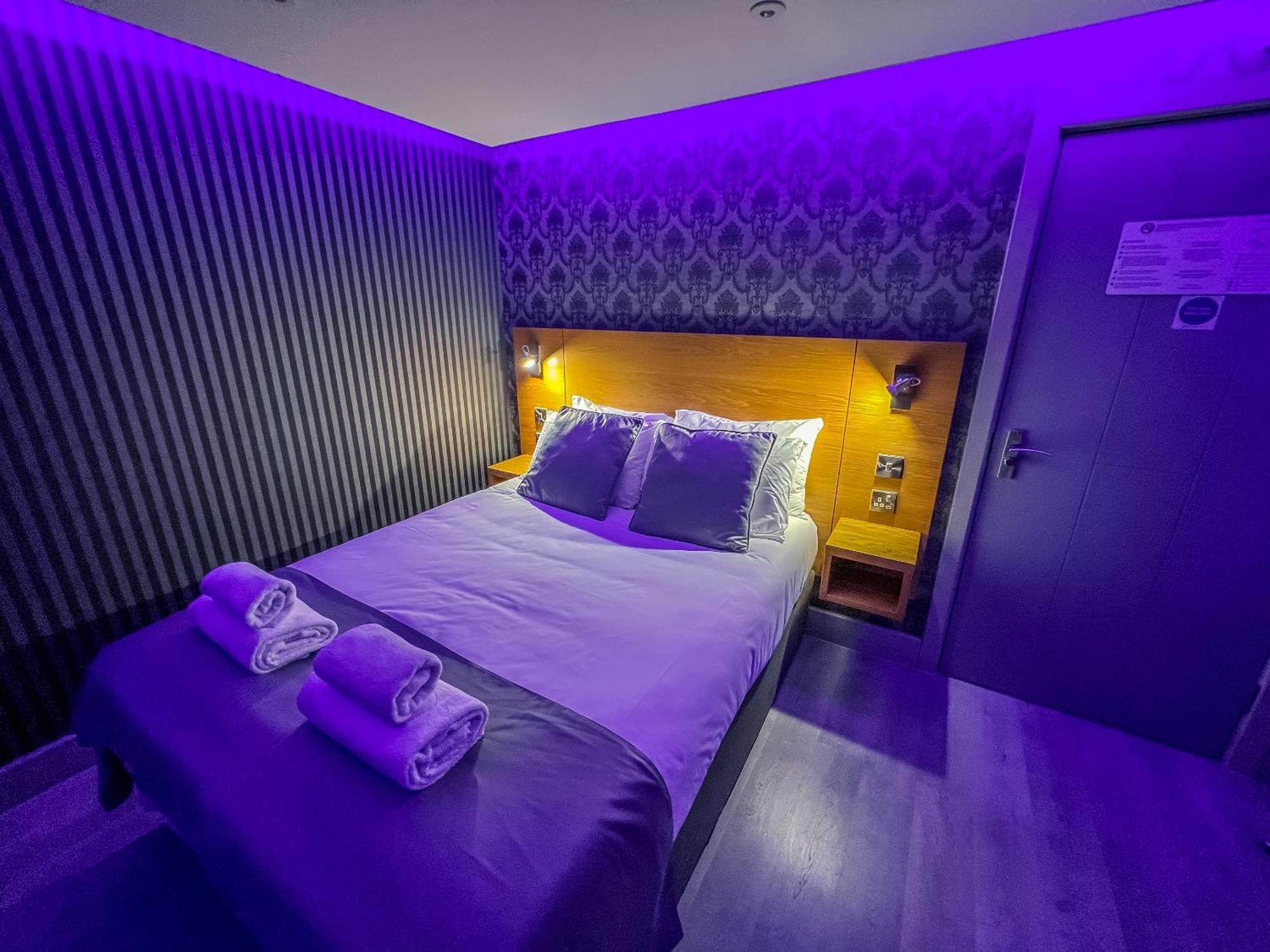 Deluxe Double Room Shower