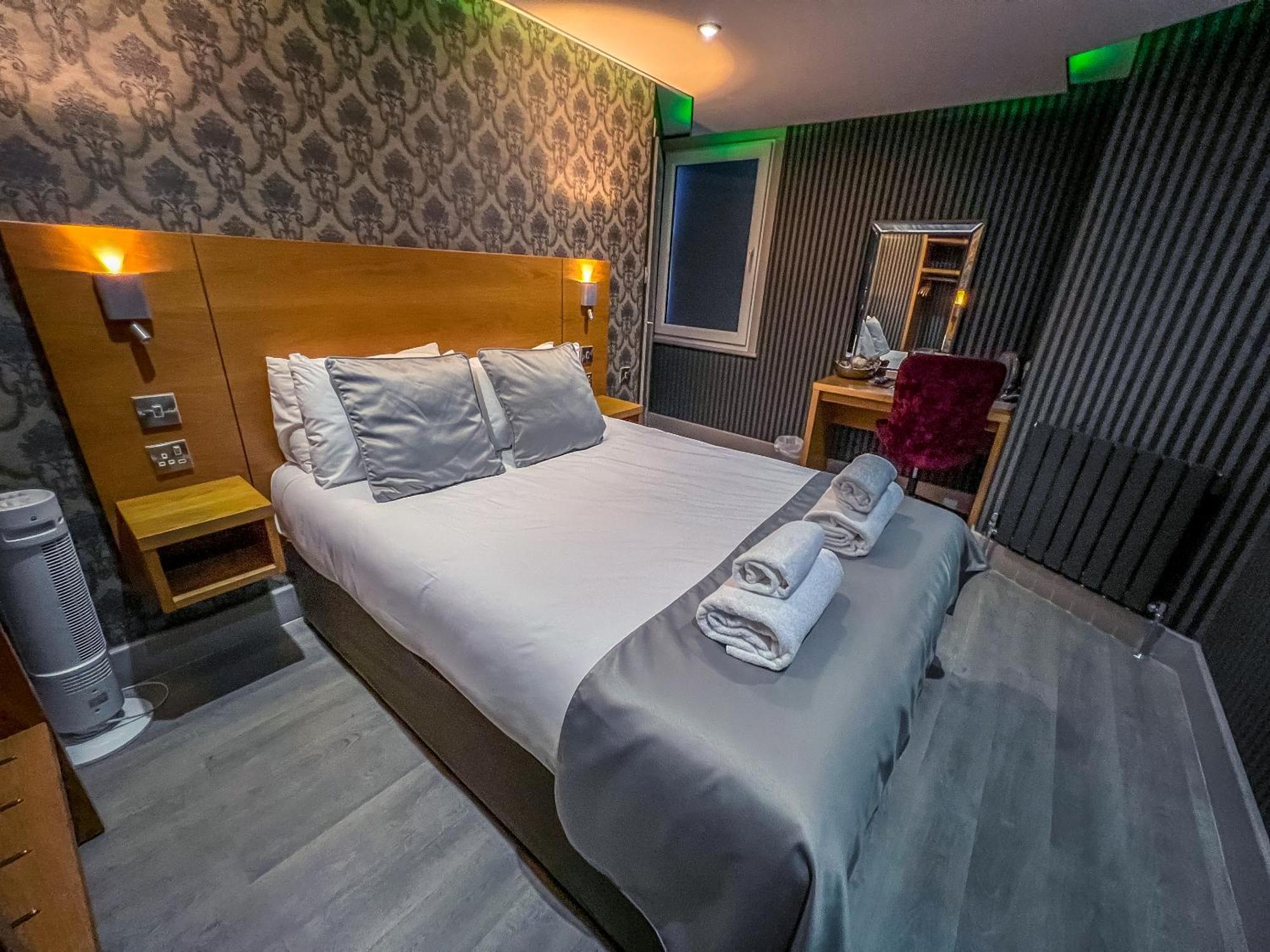 Deluxe Double Room Shower